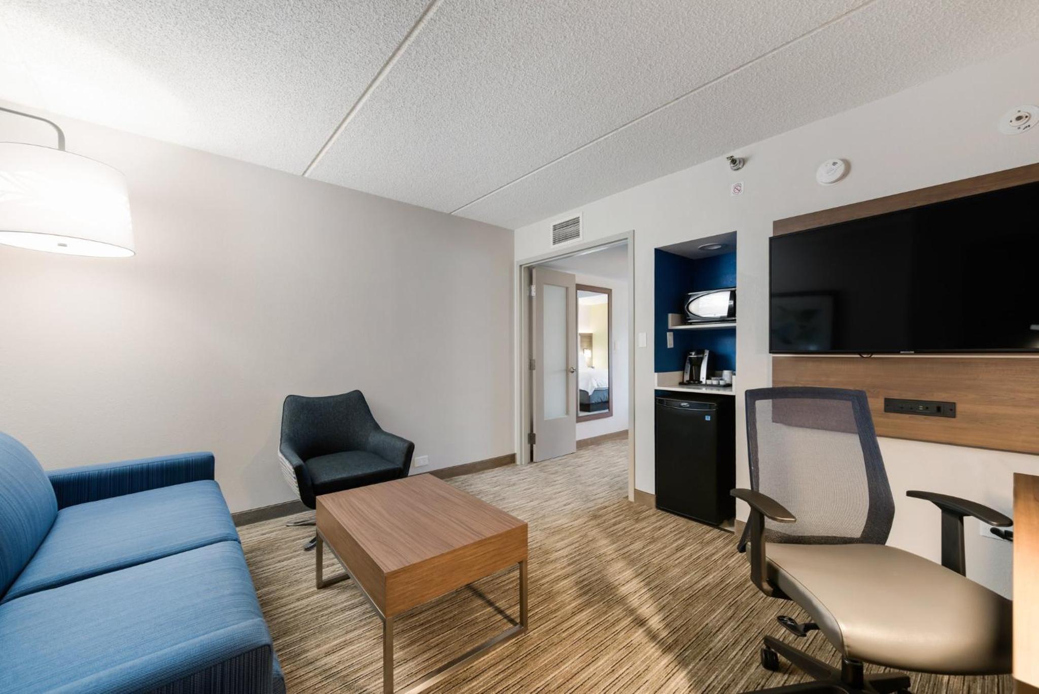 One-Bedroom King Suite with Sofa Bed photo 3