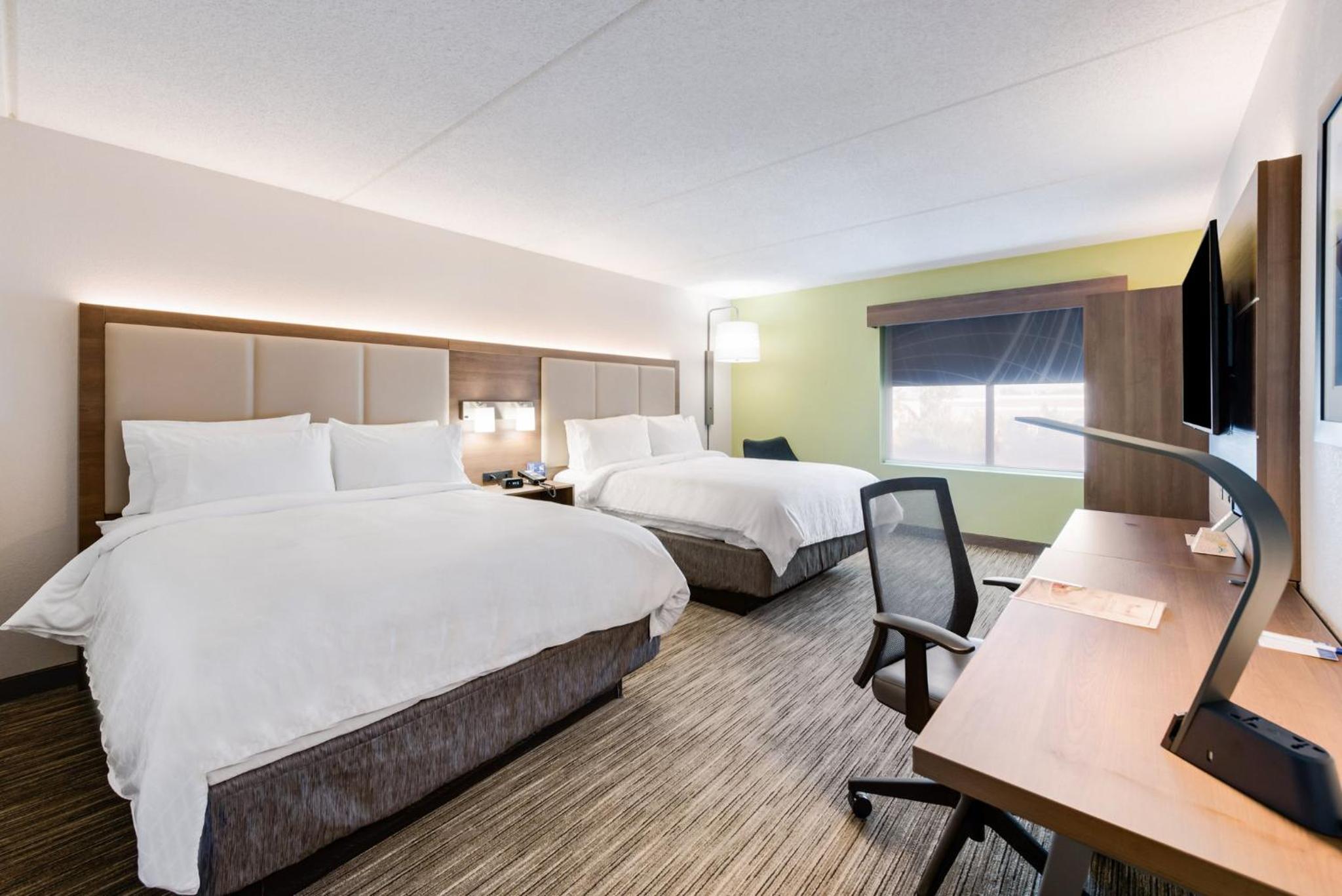 Standard Queen Room with Two Queen Beds photo 2
