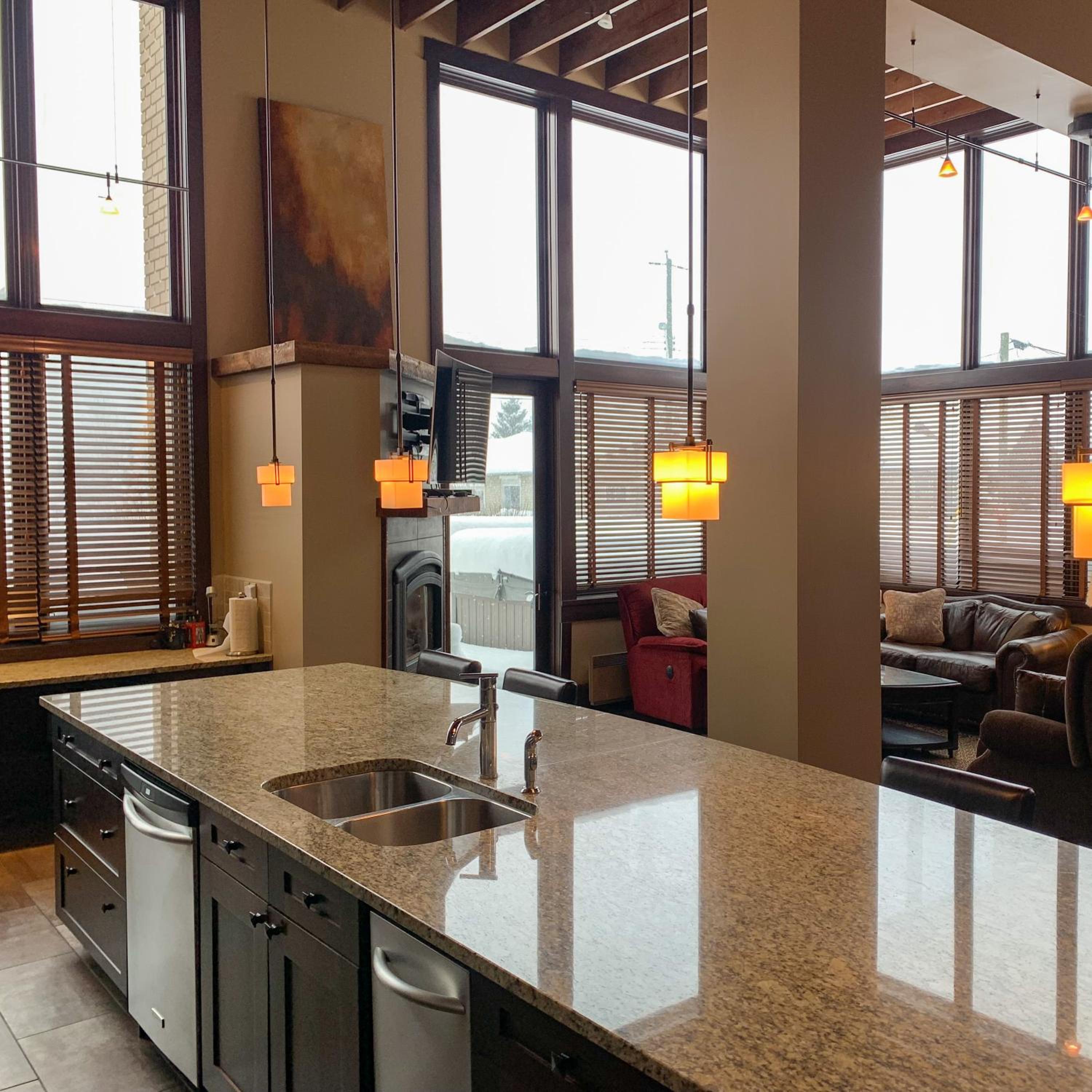 Three-Bedroom Apartment with Mountain View photo 1