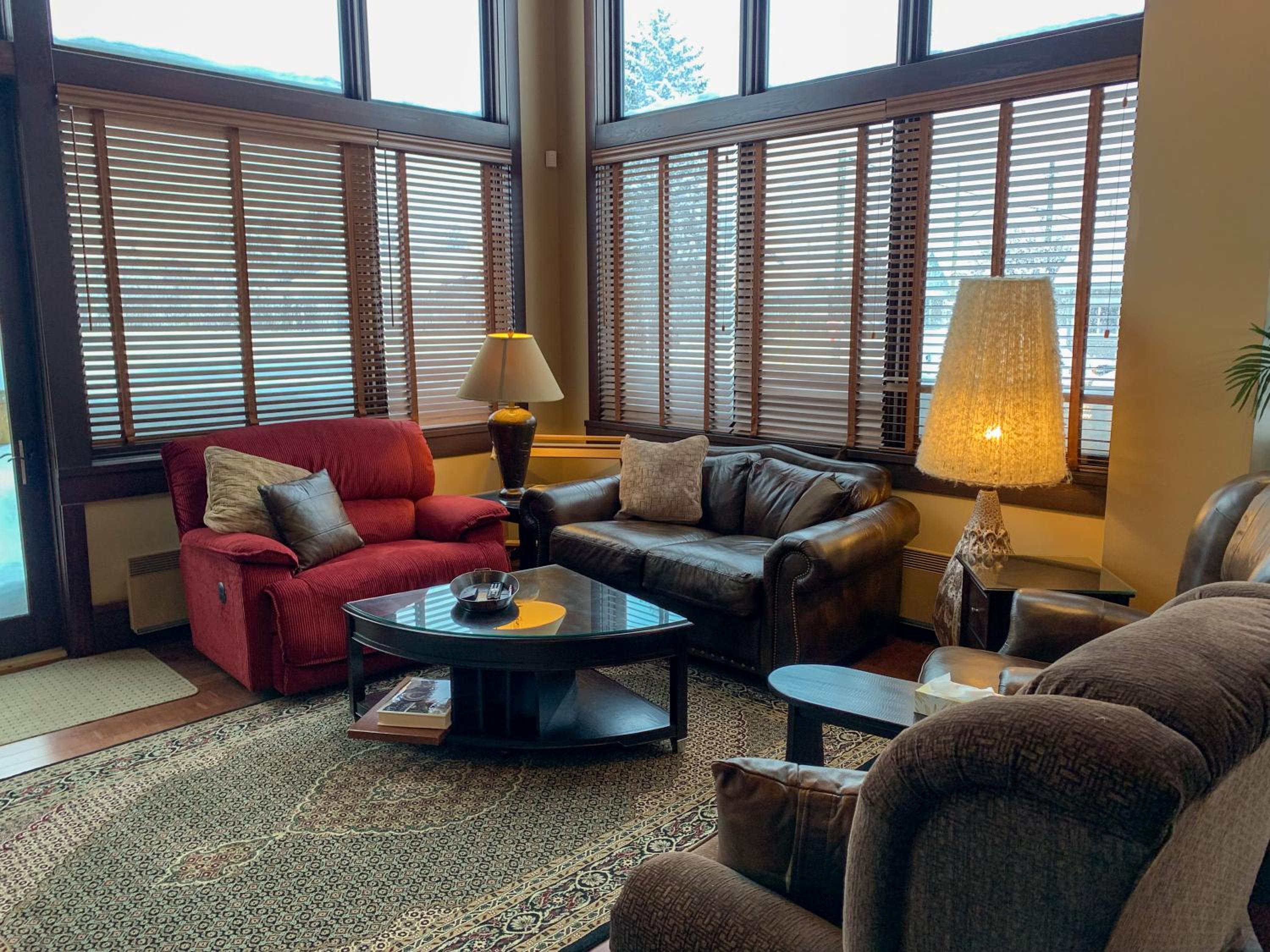 Three-Bedroom Apartment with Mountain View photo 2