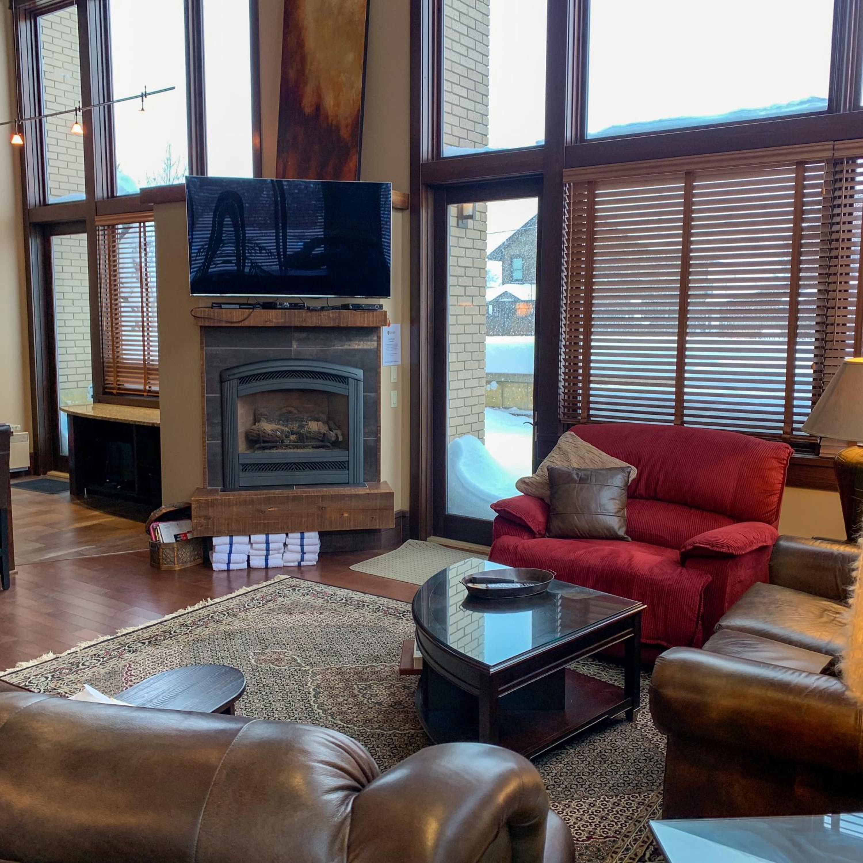 Three-Bedroom Apartment with Mountain View photo 3