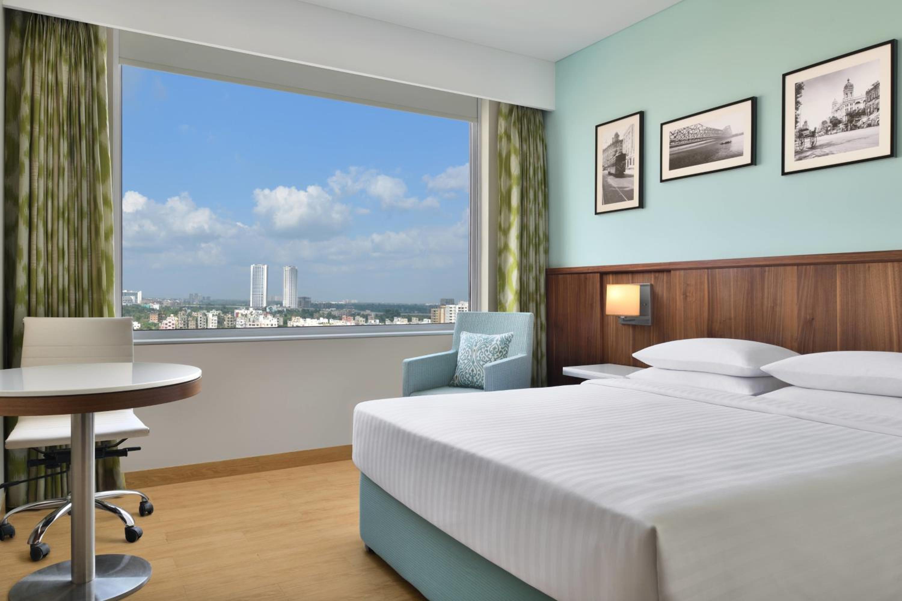 Executive Queen Room -  Happy Hours (1+1 IMFL - 4 PM to 8 PM) at Vertex - Photo 2