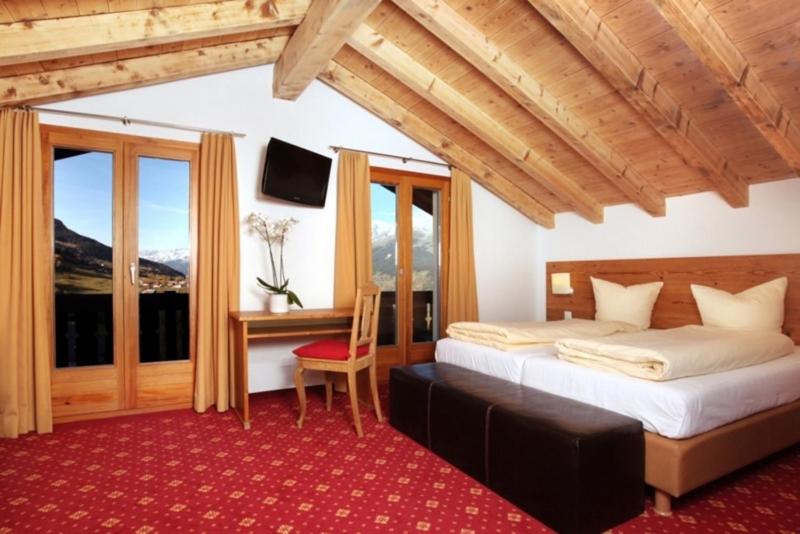 Junior Suite with Balcony - Photo 3