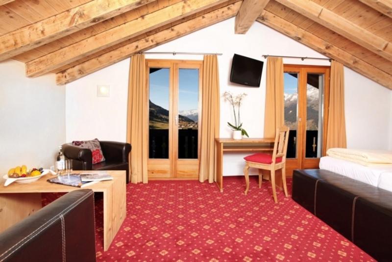 Junior Suite with Balcony - Photo 4