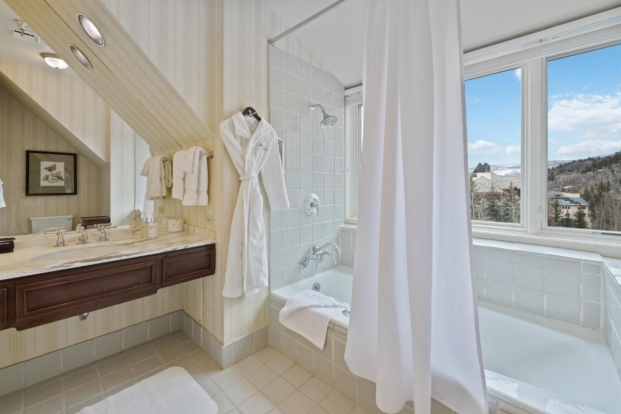 Deluxe King Room photo 2