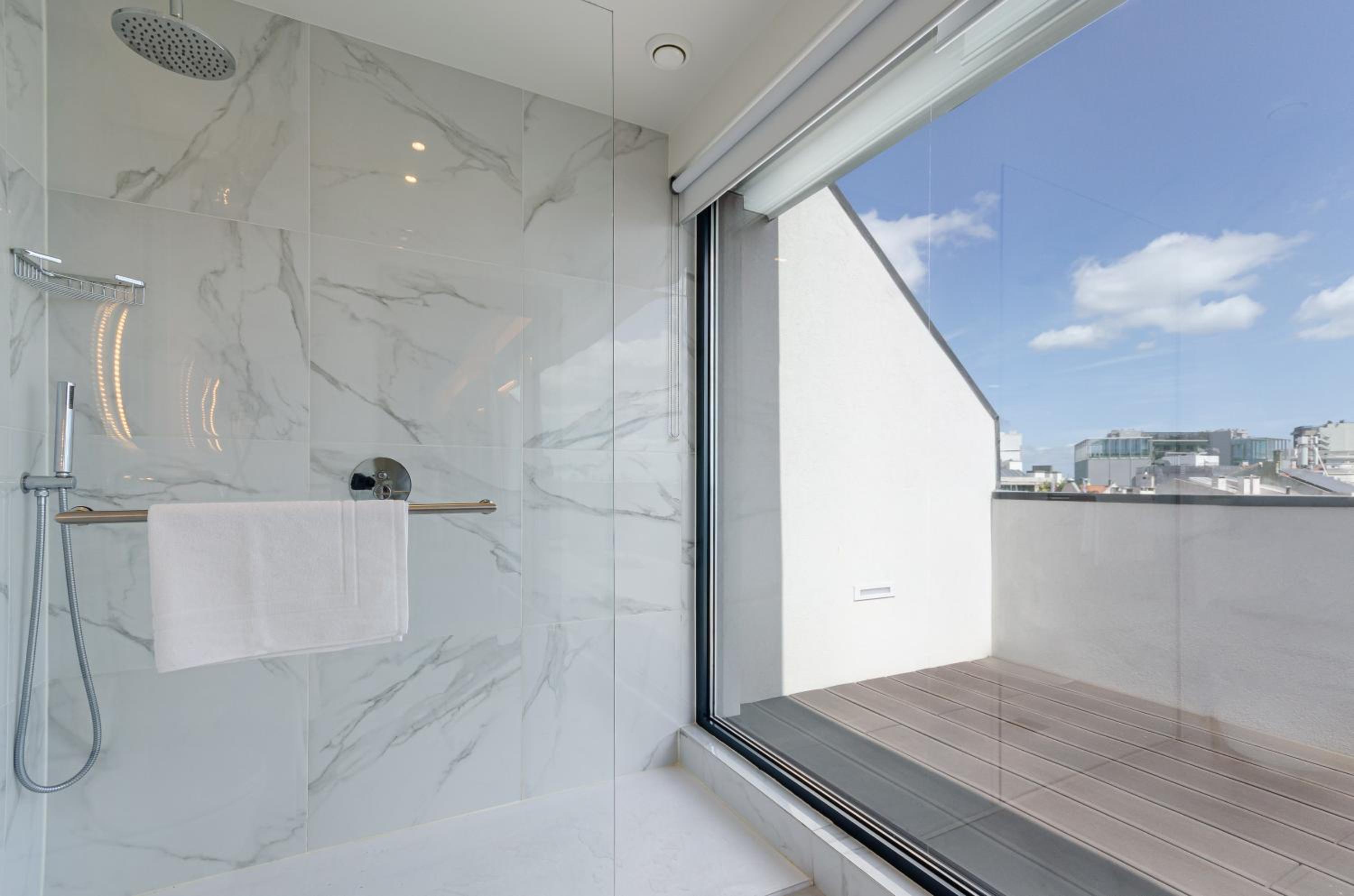 Junior Suite with Balcony - Photo 8