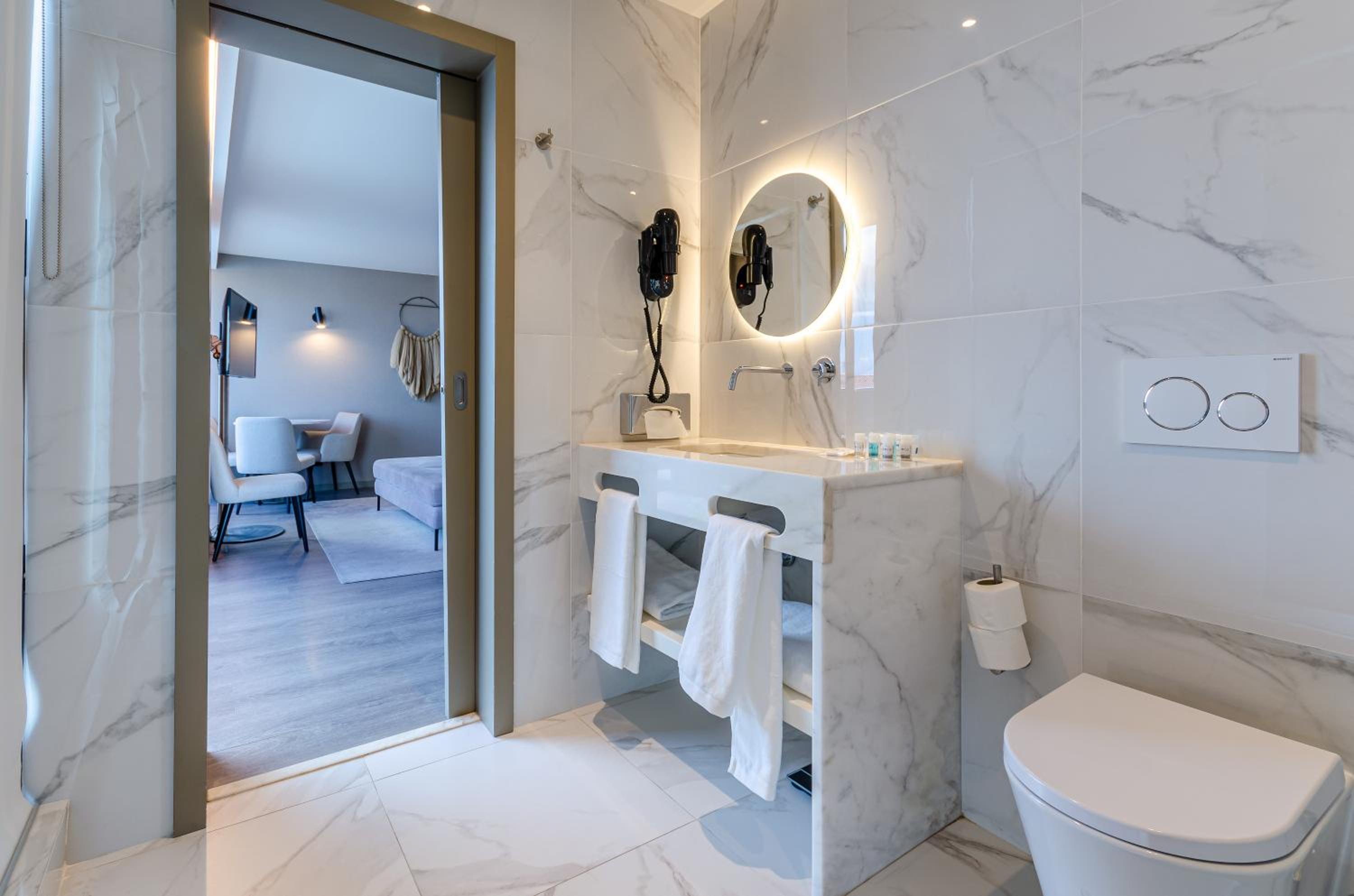 Junior Suite with Balcony - Photo 3