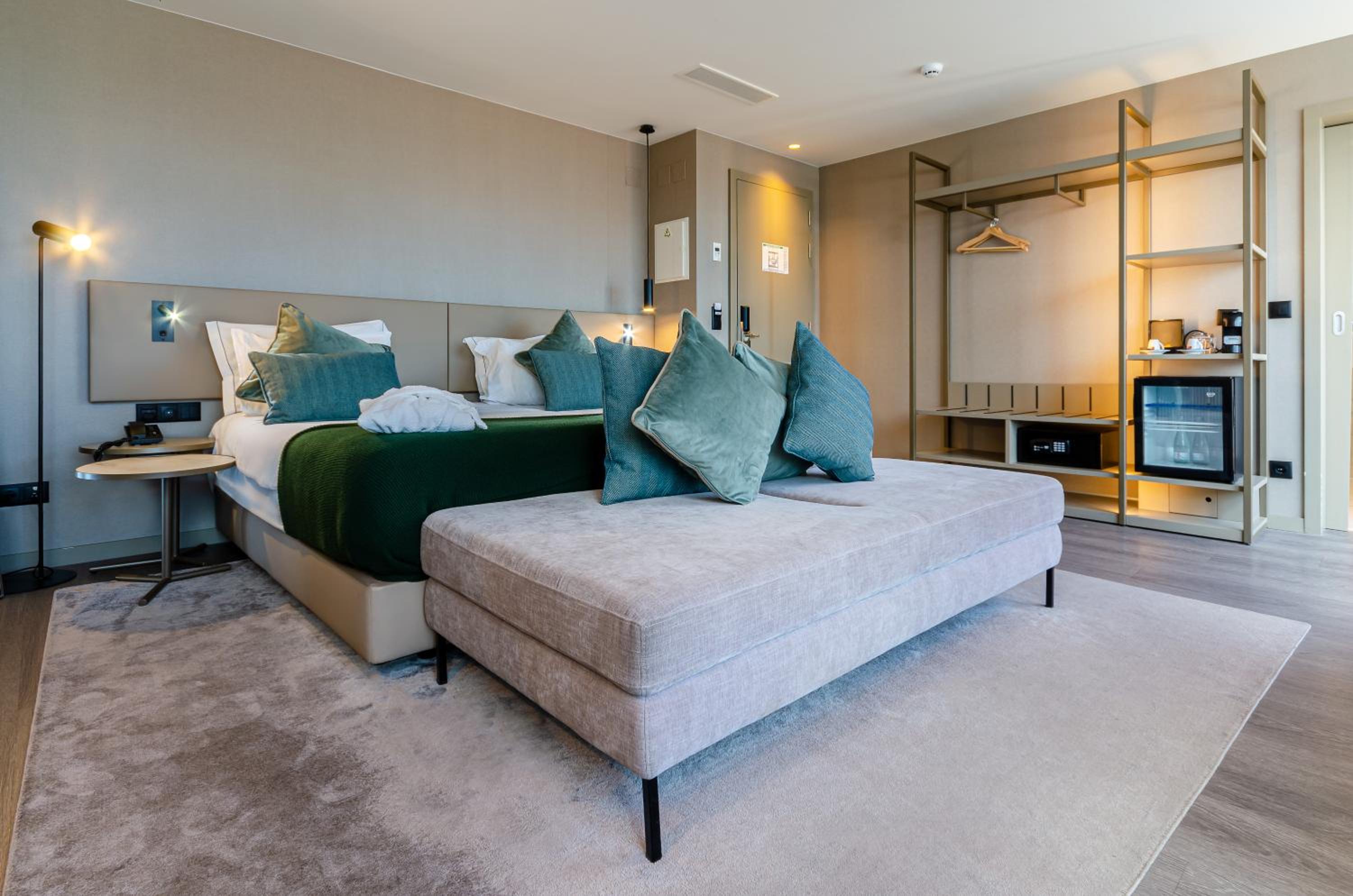 Junior Suite with Balcony - Photo 9
