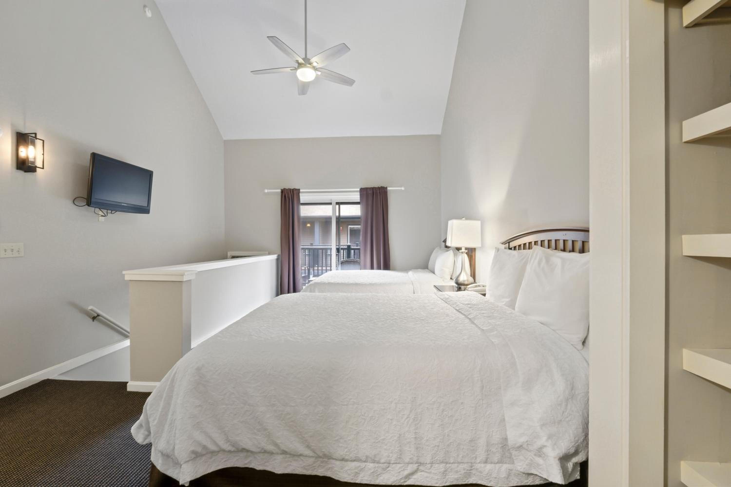 One-Bedroom Townhouse with Stairs photo 2