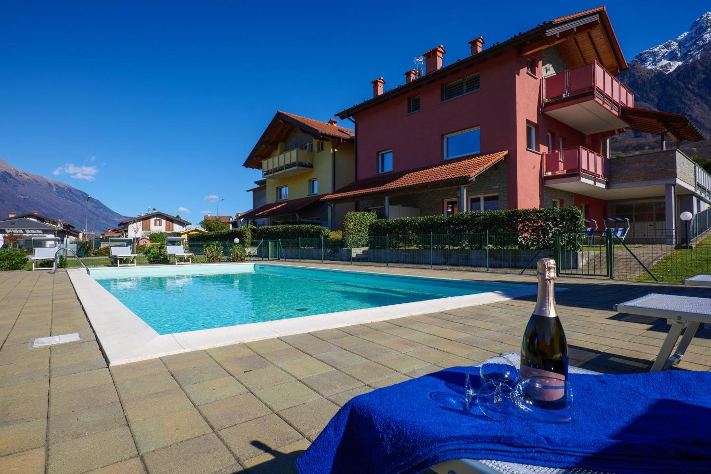 One-Bedroom Apartment with Private Garden photo 2