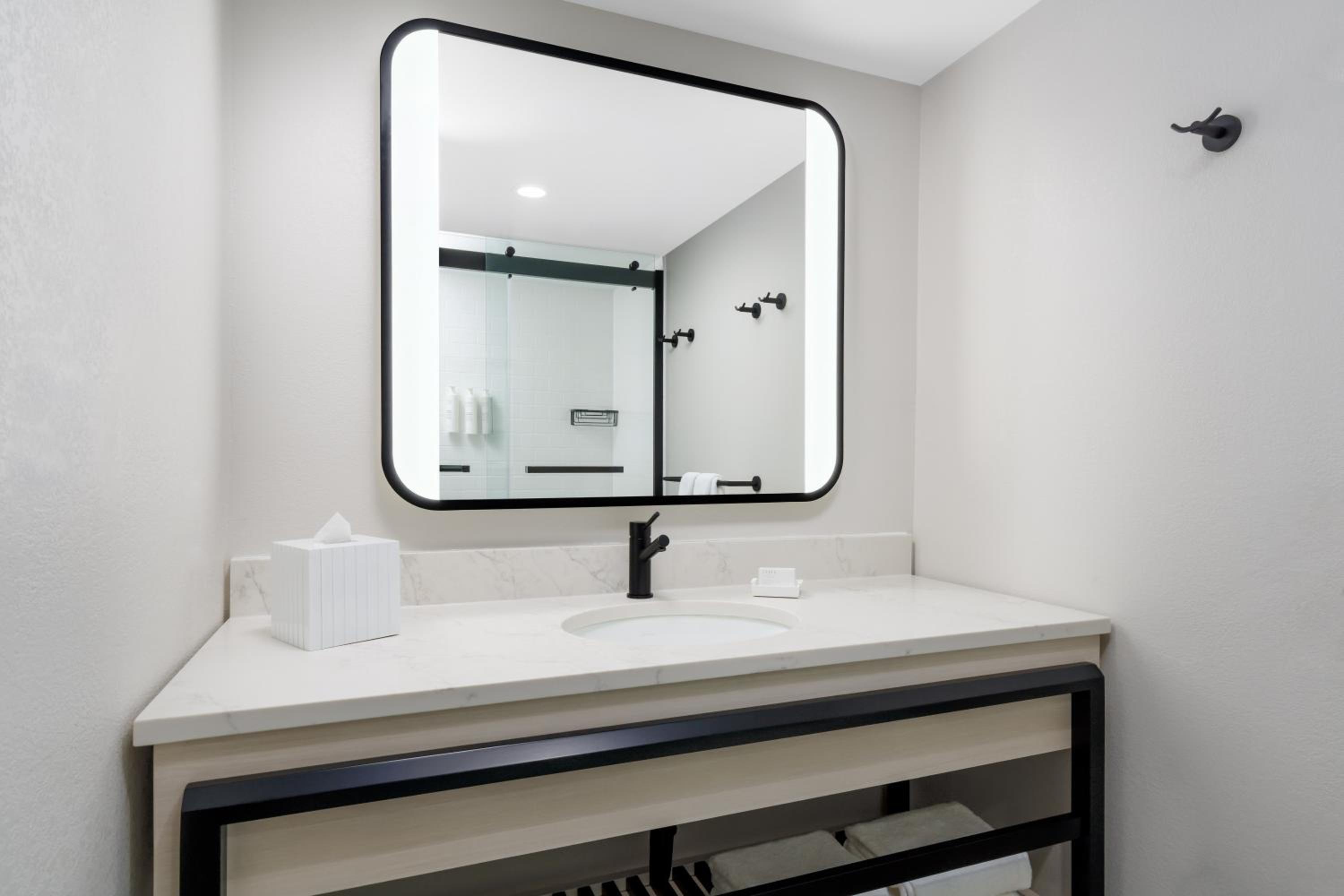 Queen Room with Two Queen Beds - High Floor/View photo 3