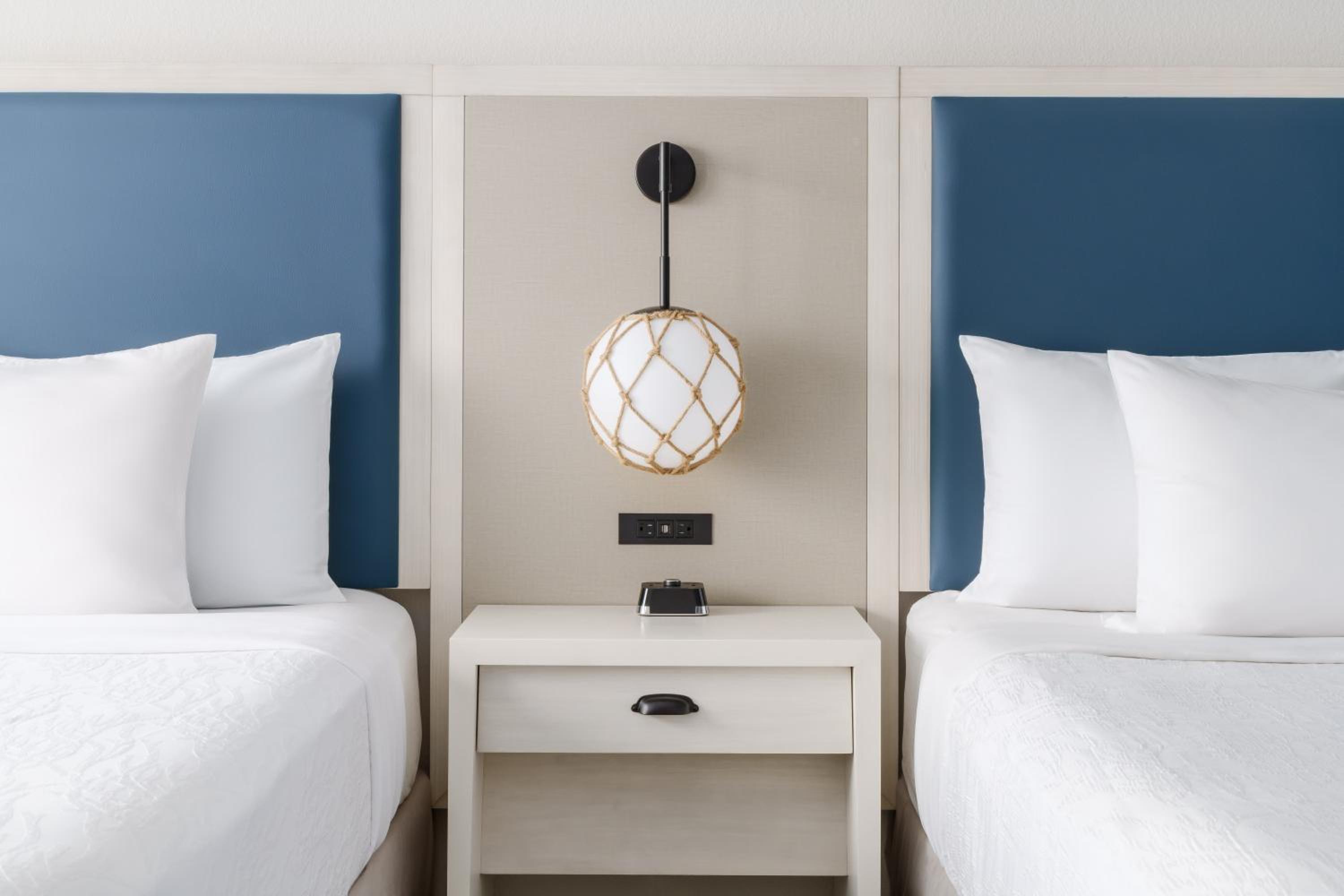 Queen Room with Two Queen Beds - Hearing Accessible/High Floor/View photo 2