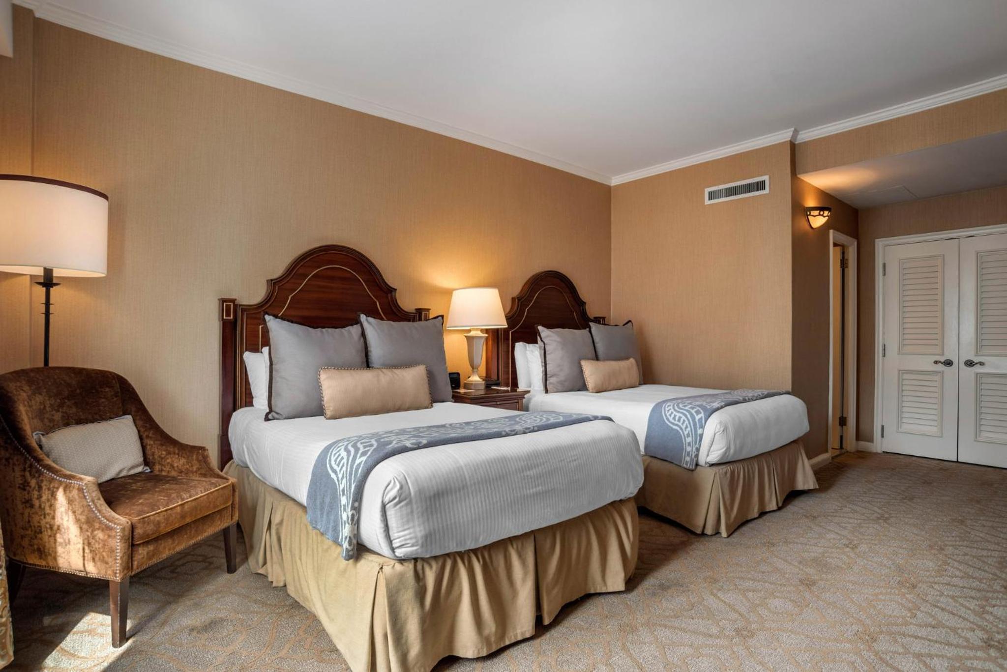 Deluxe Double Room with Two Double Beds with Balcony - Photo 2