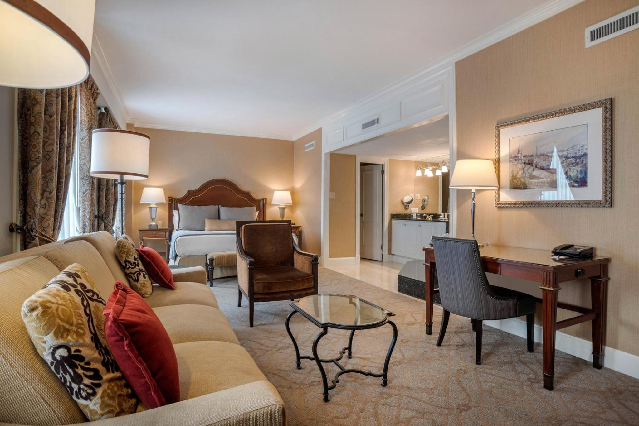 Jacuzzi Suite - 1 King Bed - Photo 3