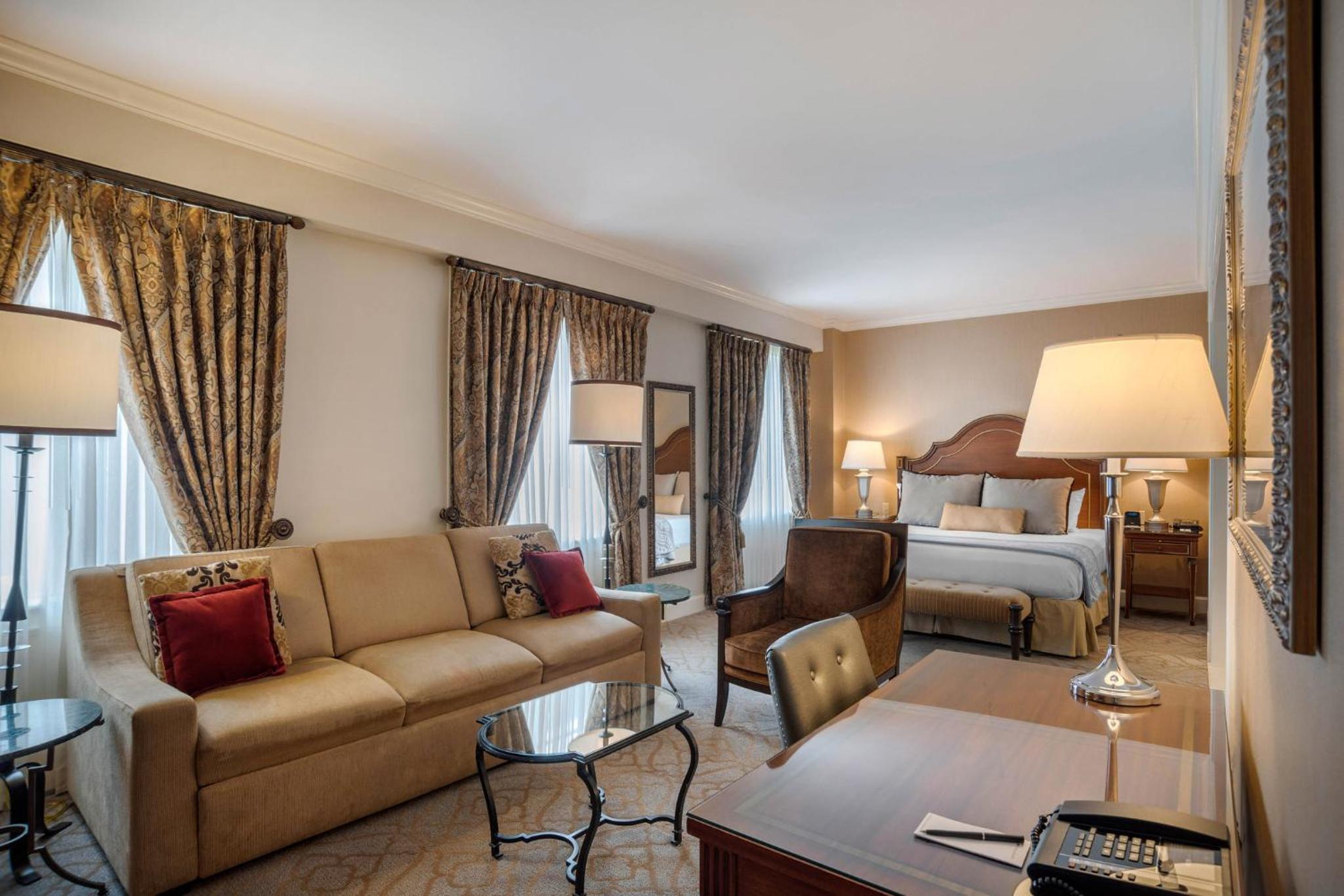 Jacuzzi Suite - 1 King Bed - Photo 2