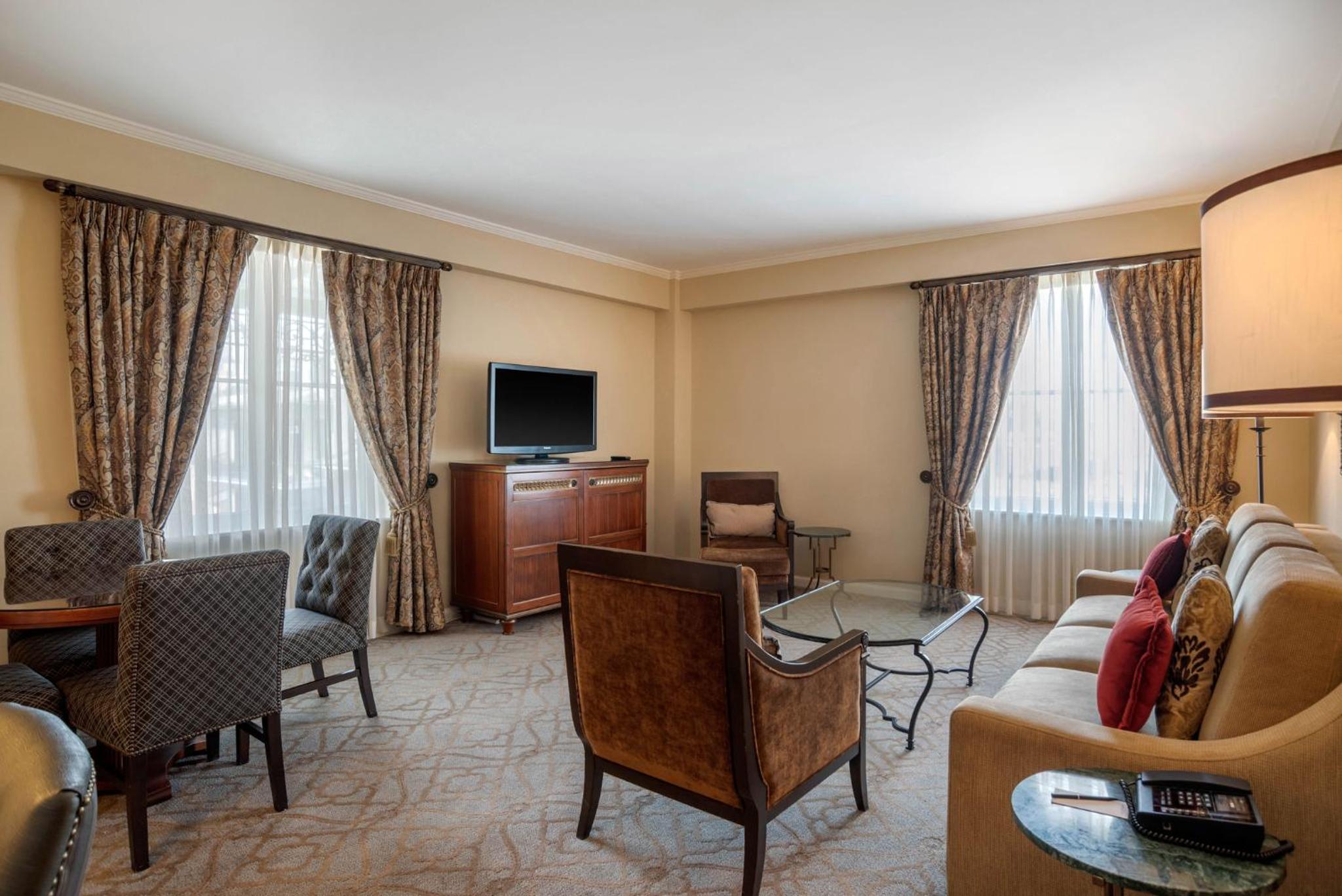 One-Bedroom King Suite - Photo 4