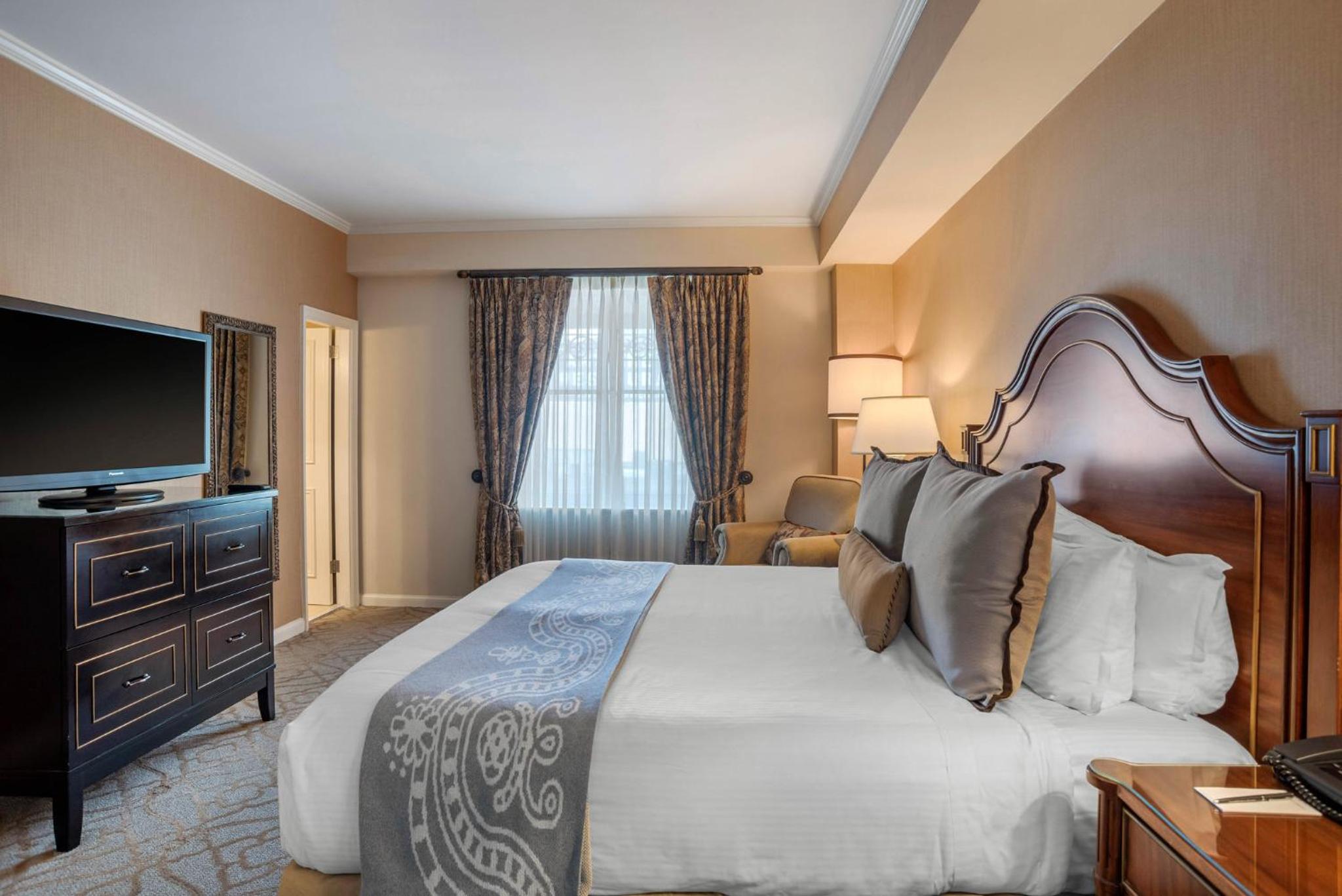 One-Bedroom King Suite - Photo 3