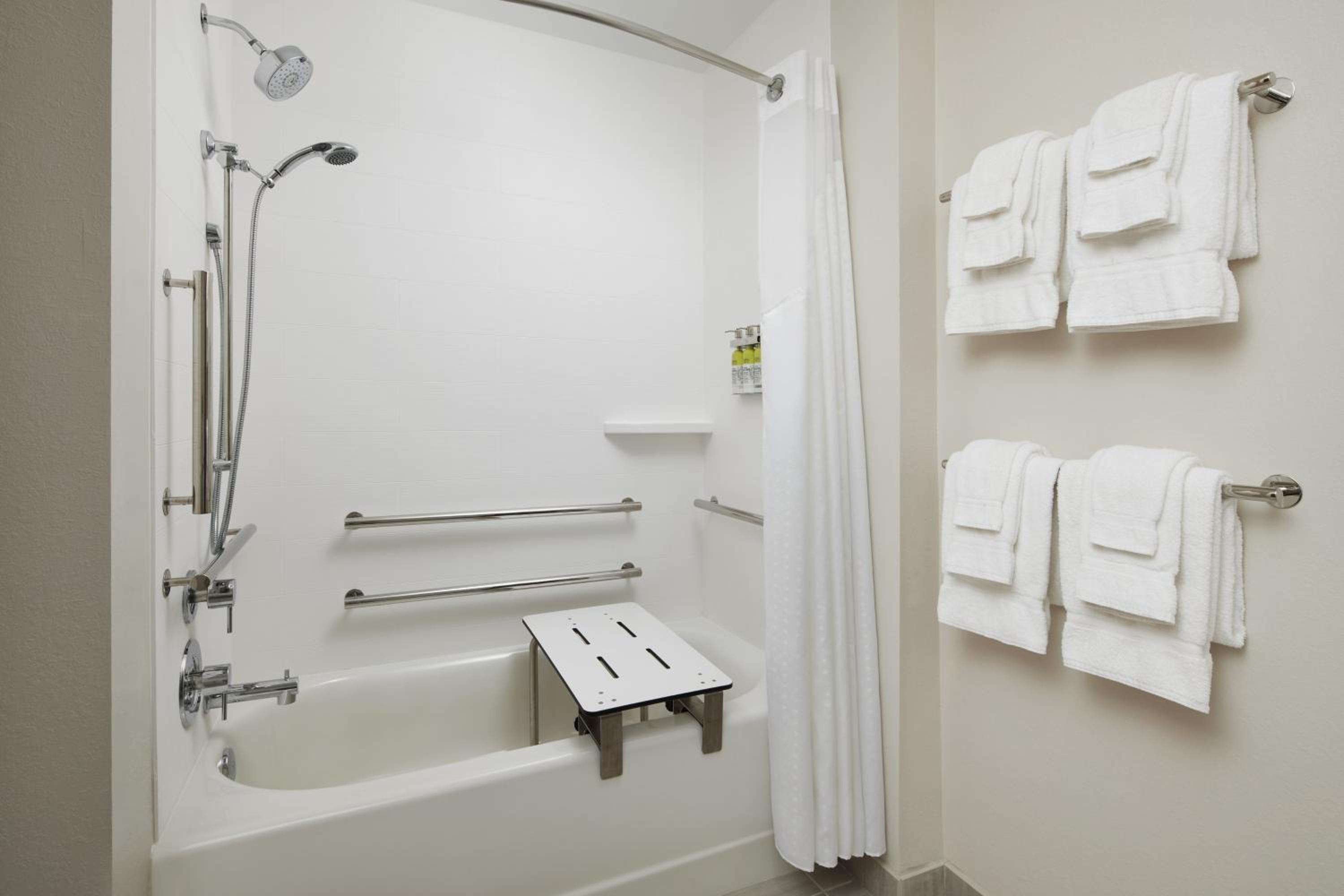 Standard Queen Room with Two Queen Beds and Mobility Accessible Tub - Photo 3
