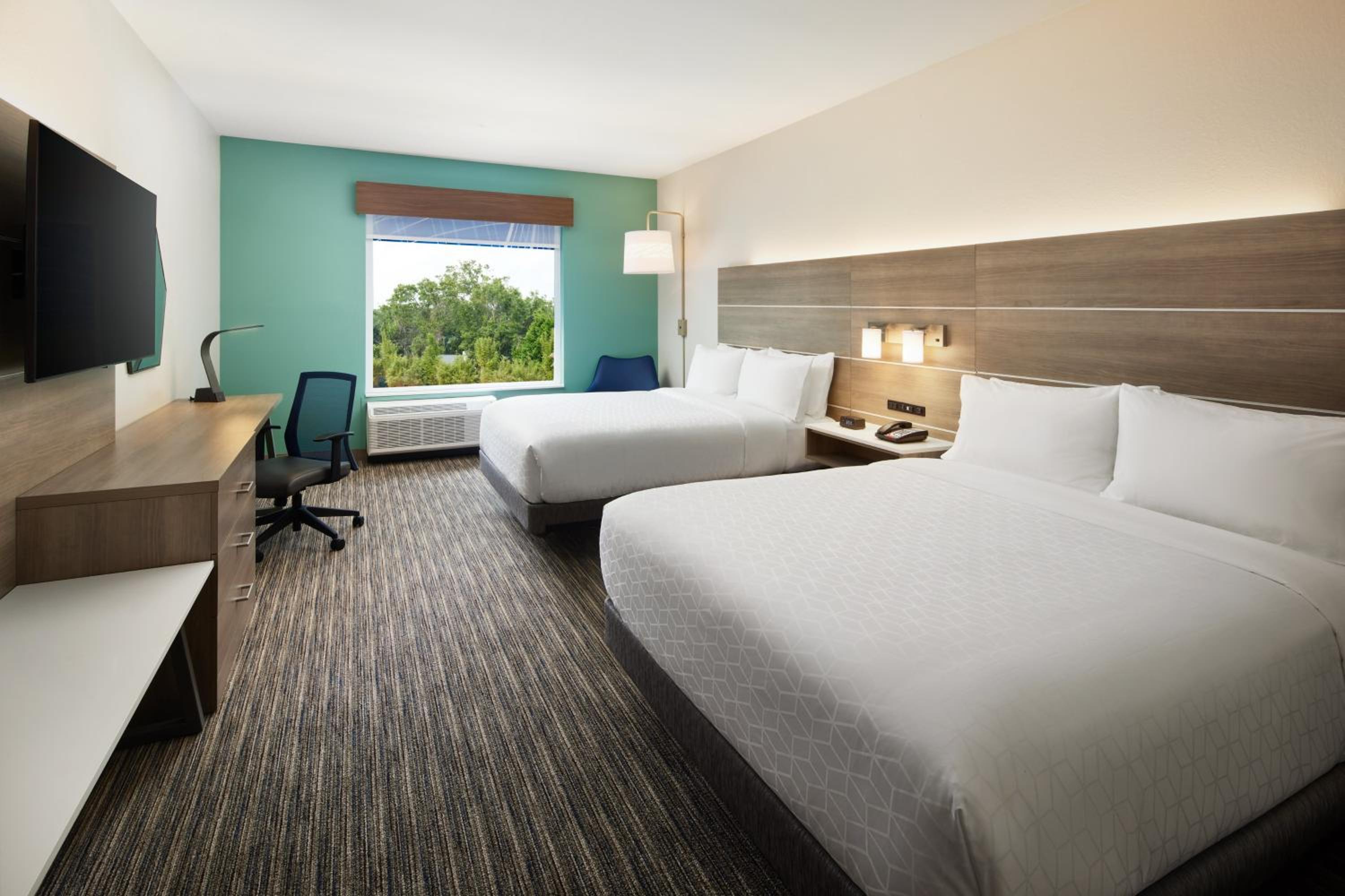 Standard Queen Room with Two Queen Beds and Mobility Accessible Tub - Photo 2