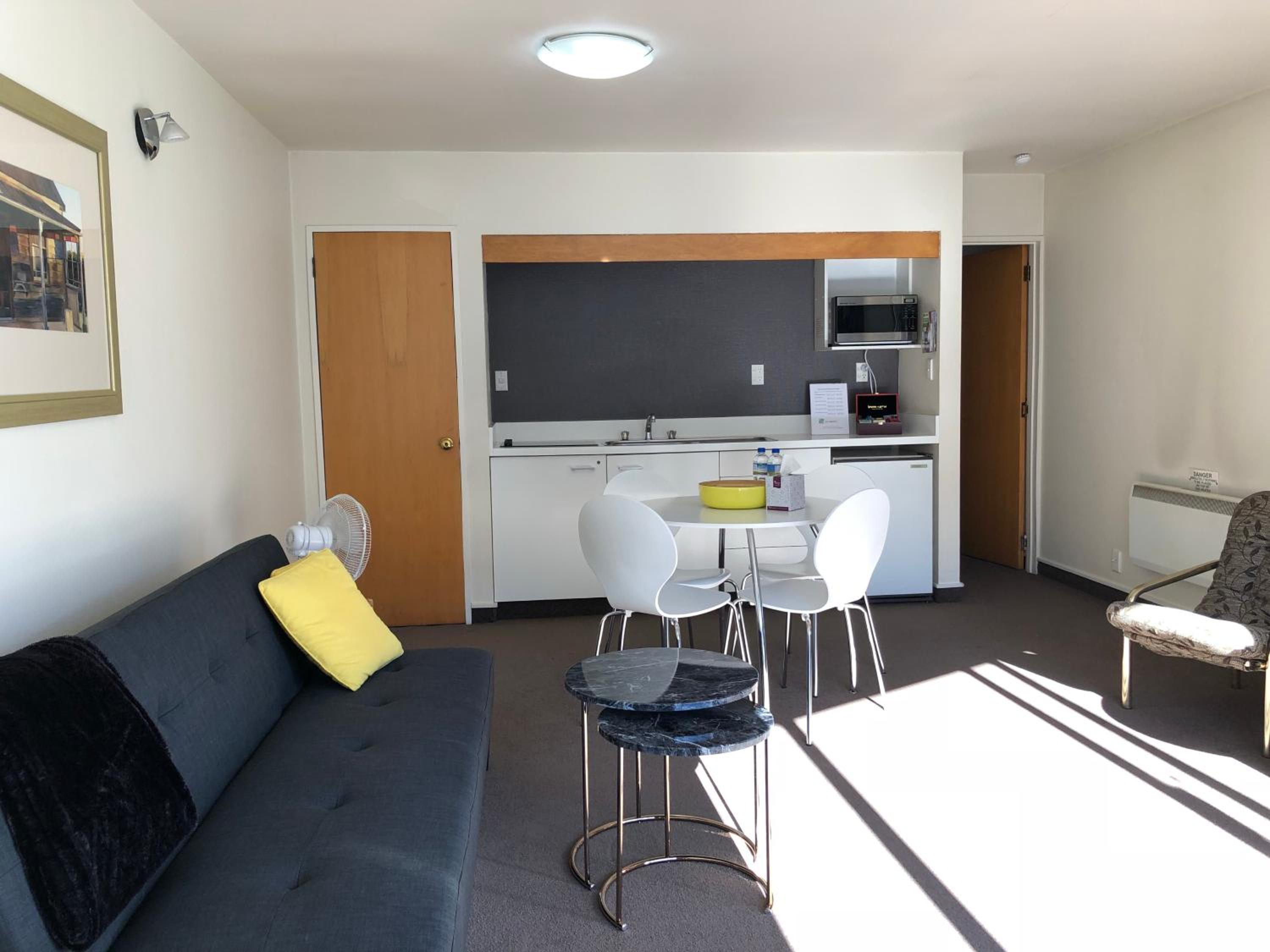 One-Bedroom Apartment with Mountain View - Photo 6