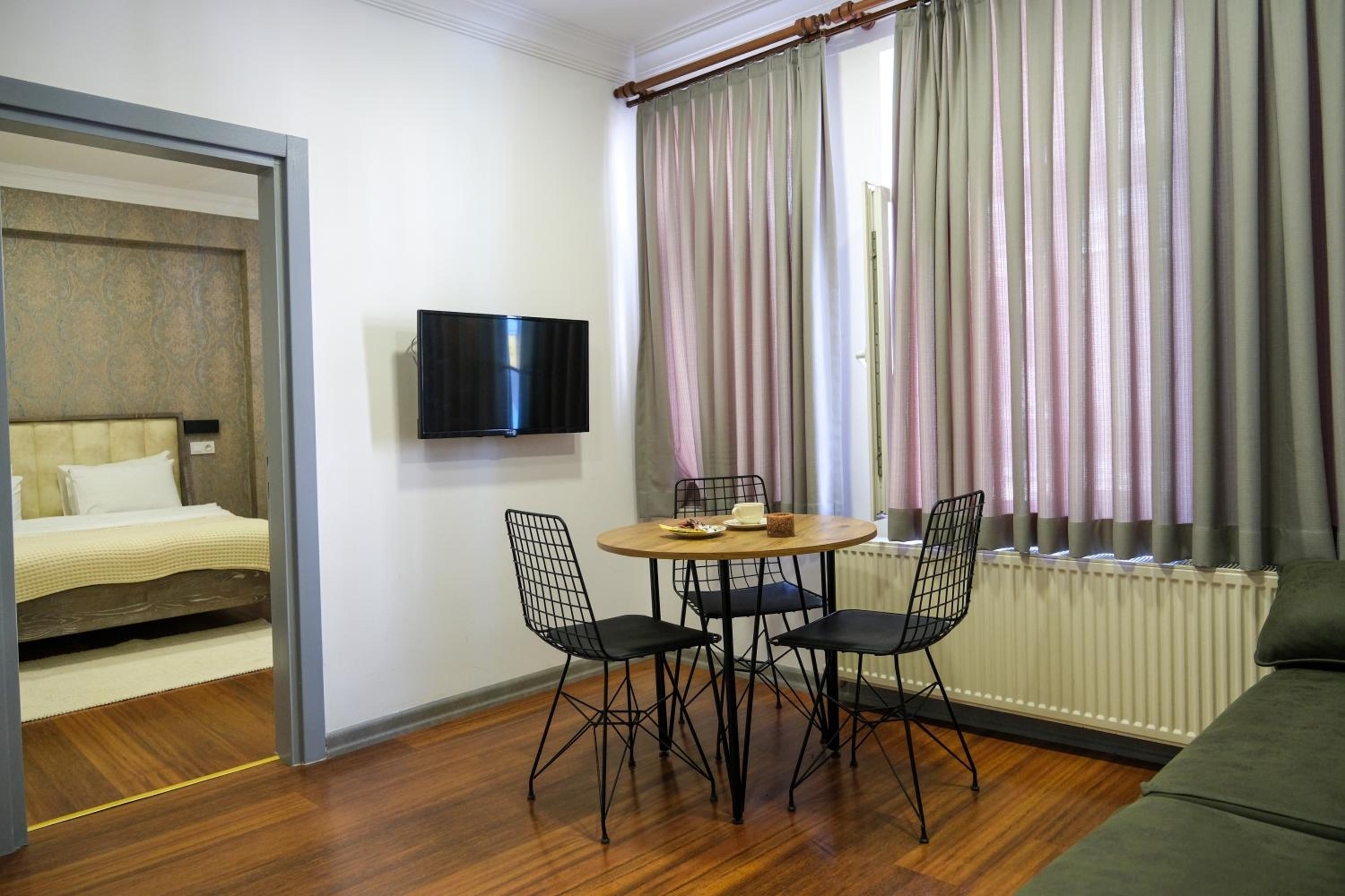 One-Bedroom Apartment photo 2