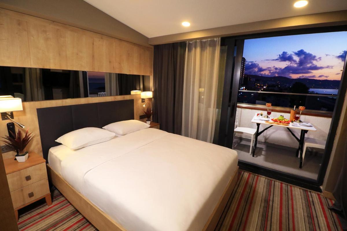 Deluxe Double Room with Balcony and Sea View photo 1