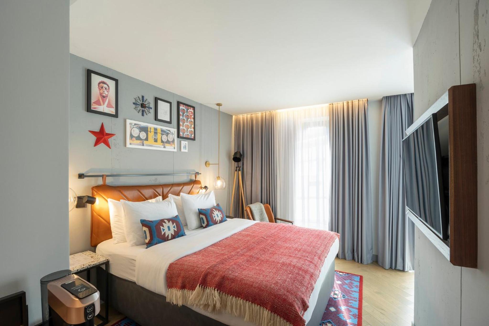 Premium Queen Room with Balcony - Photo 1