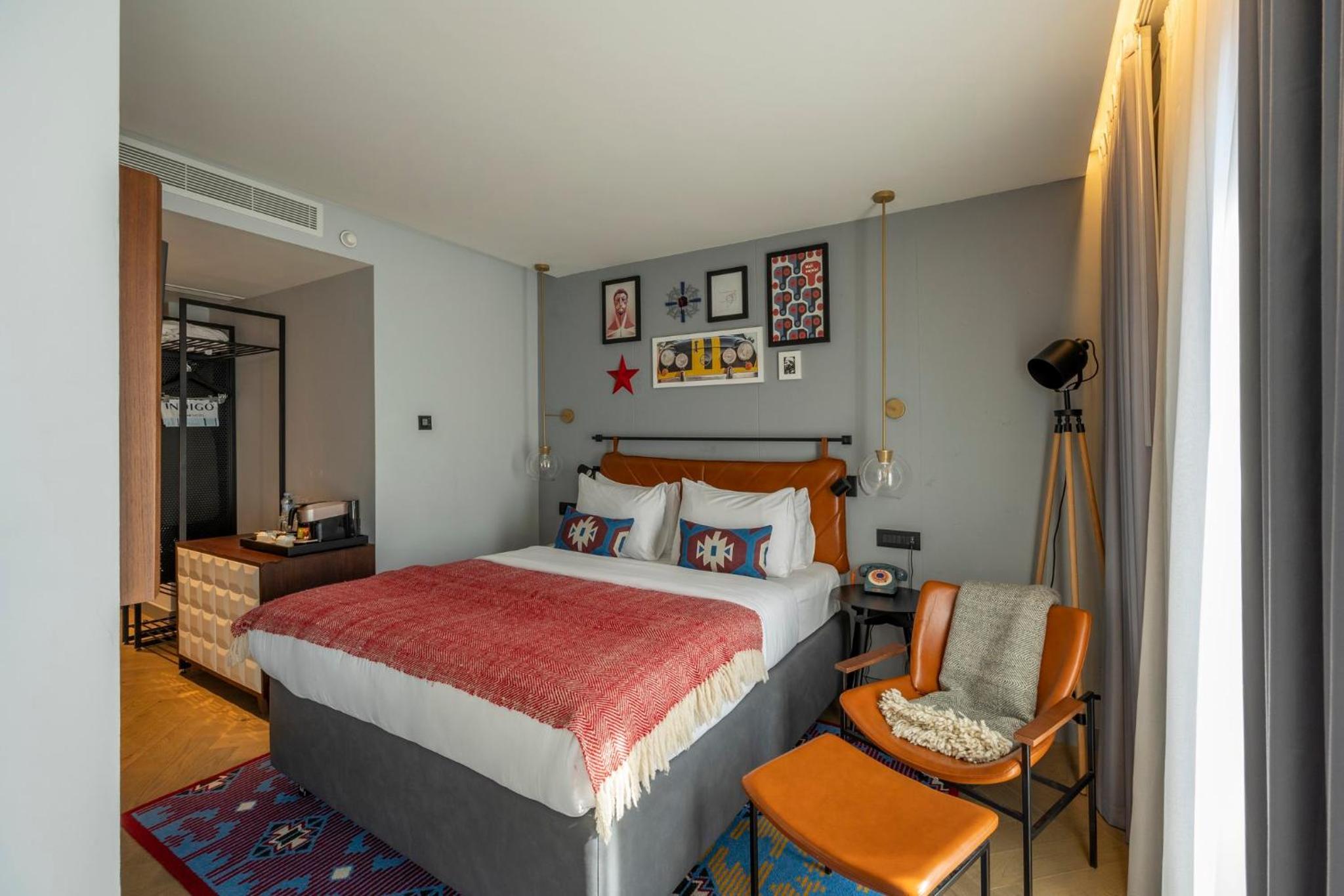 Premium Queen Room with Balcony - Photo 4