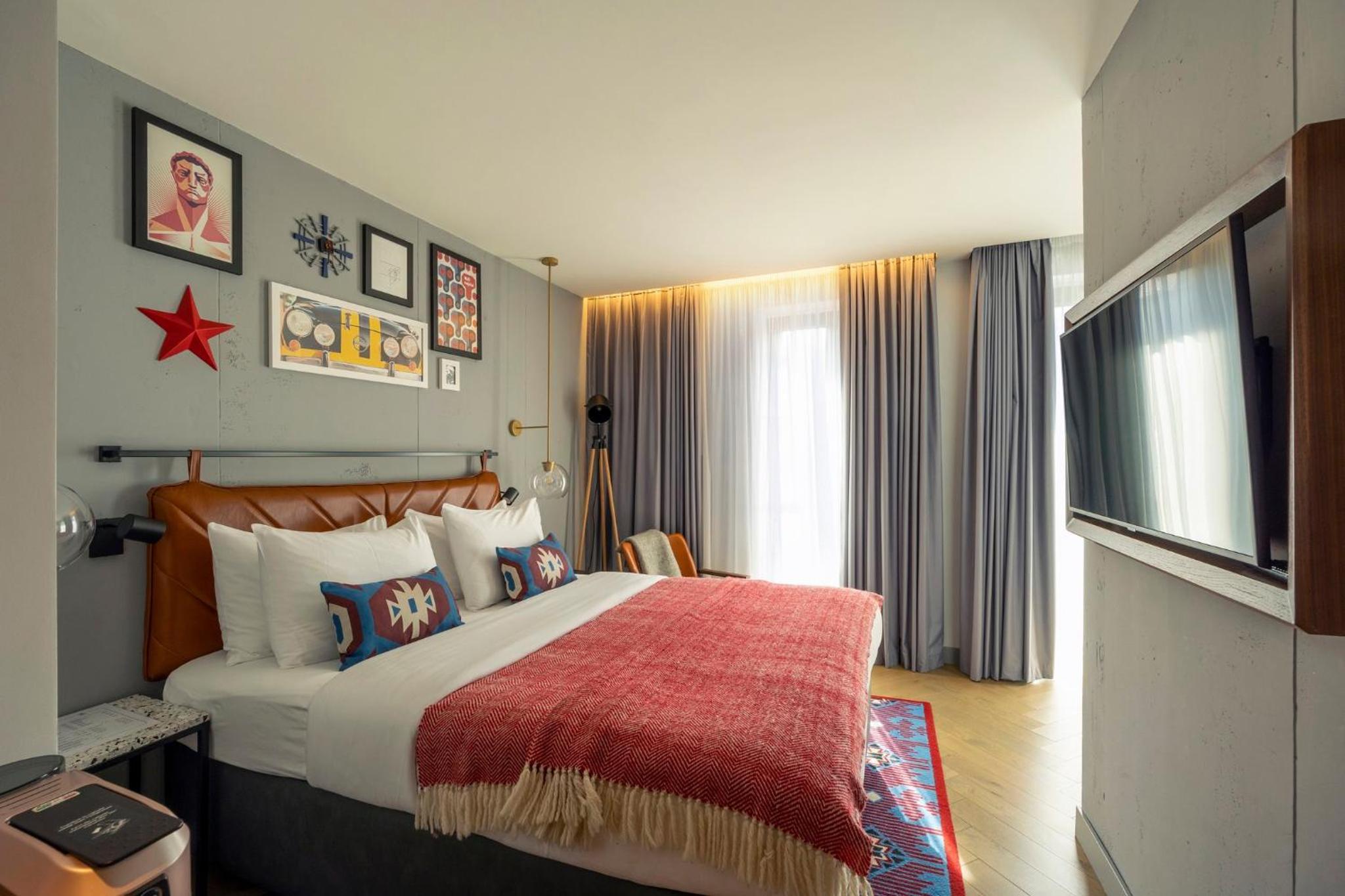 Premium Queen Room with Balcony - Photo 6
