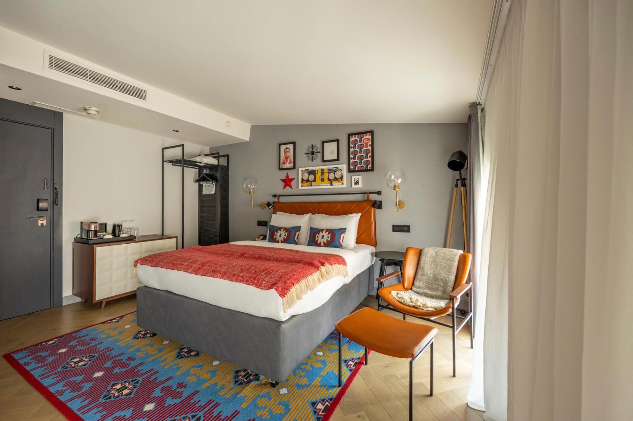 Standard Queen Room with Street View - Photo 7