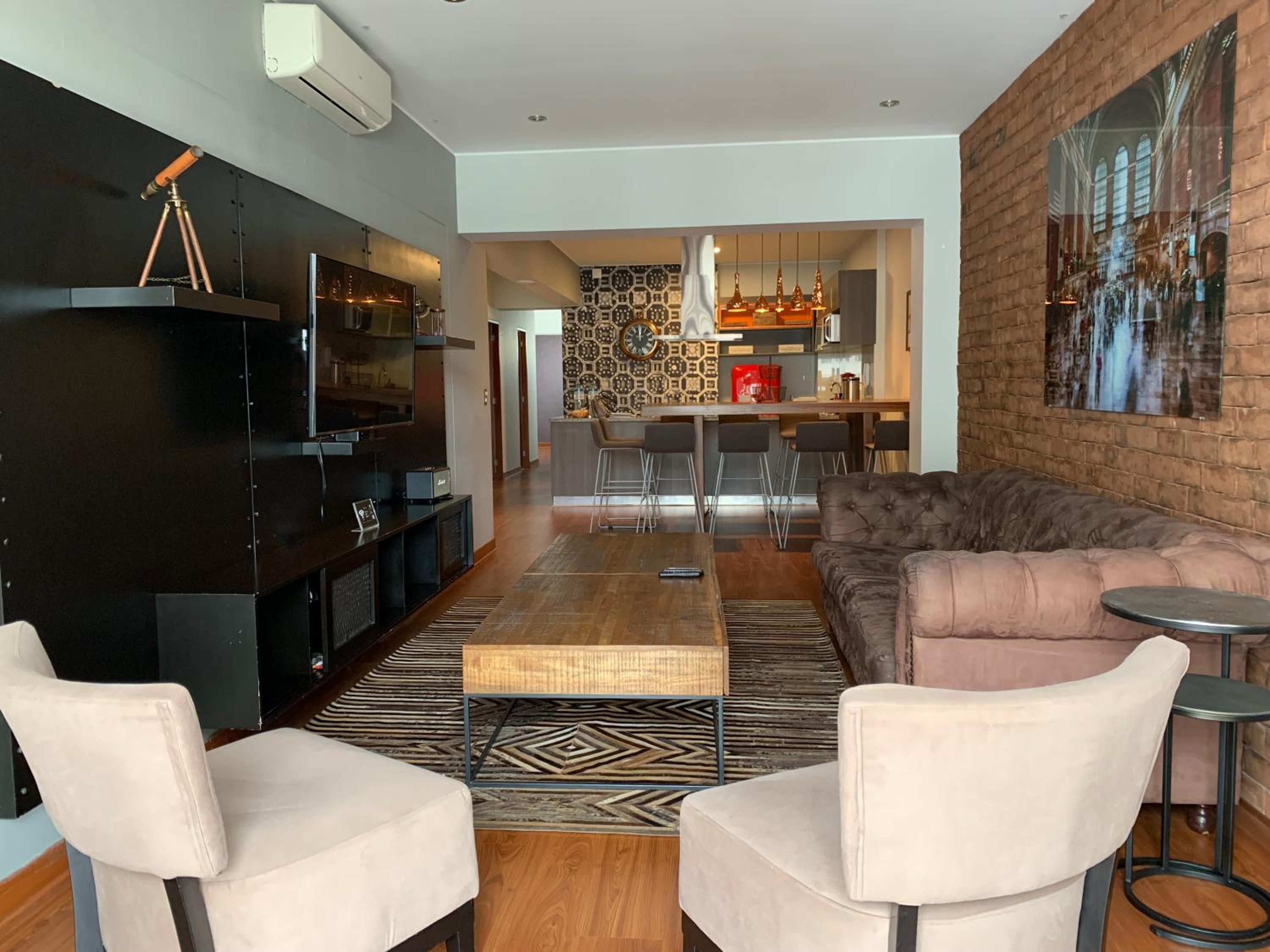 Six-Bedroom Apartment with Balcony photo 1