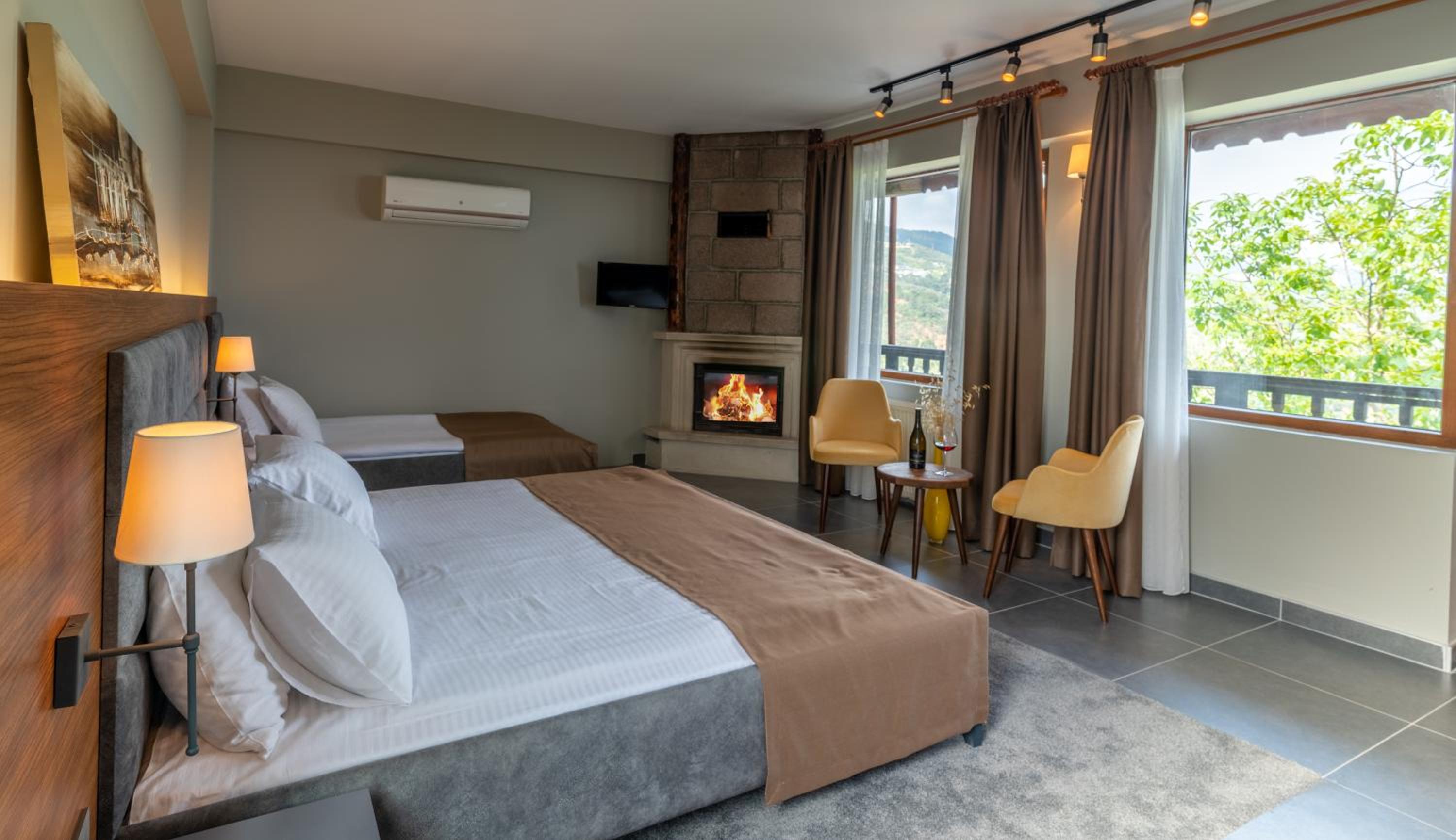 Deluxe Triple Room with Fireplace - Photo 12
