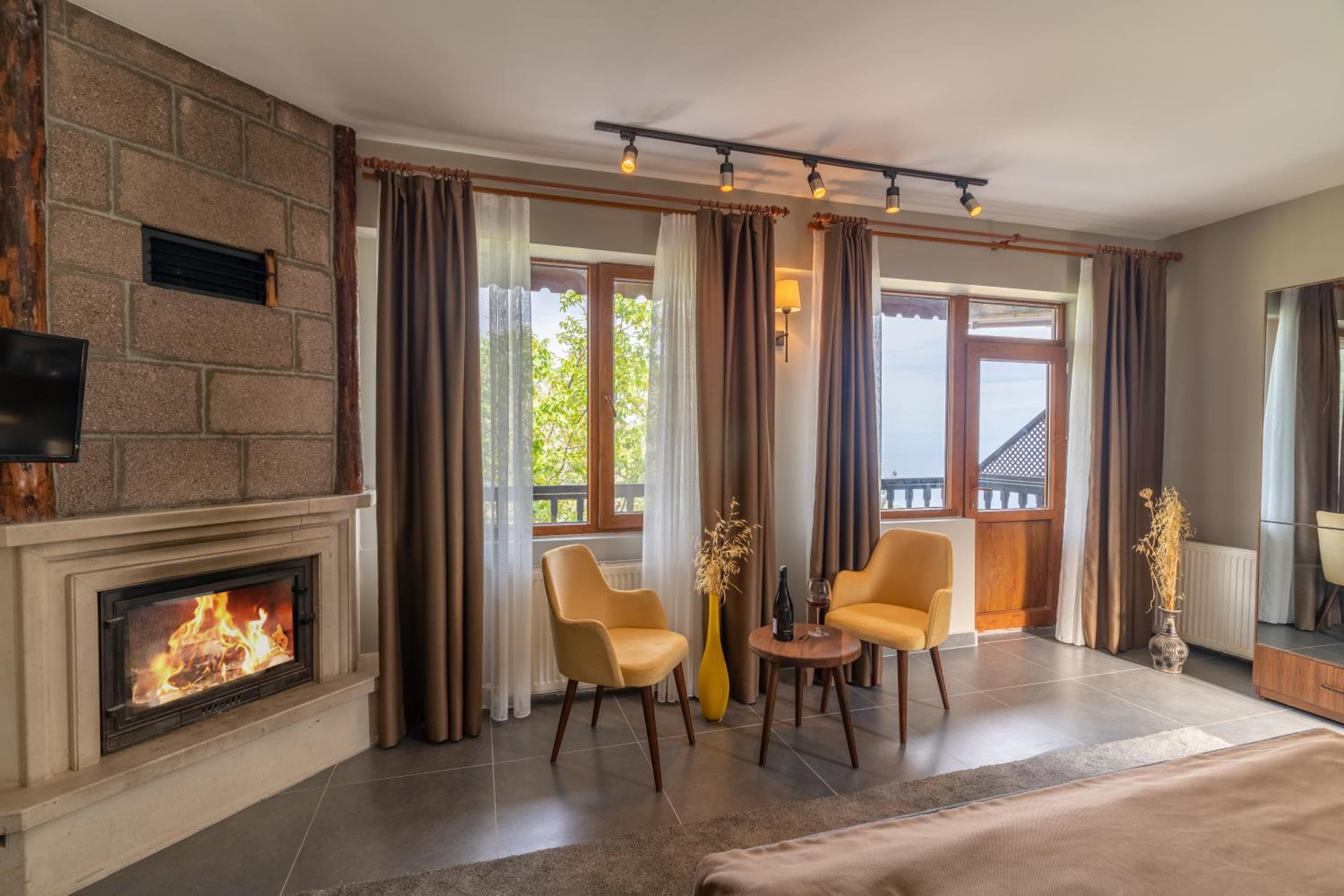 Deluxe Triple Room with Fireplace - Photo 9