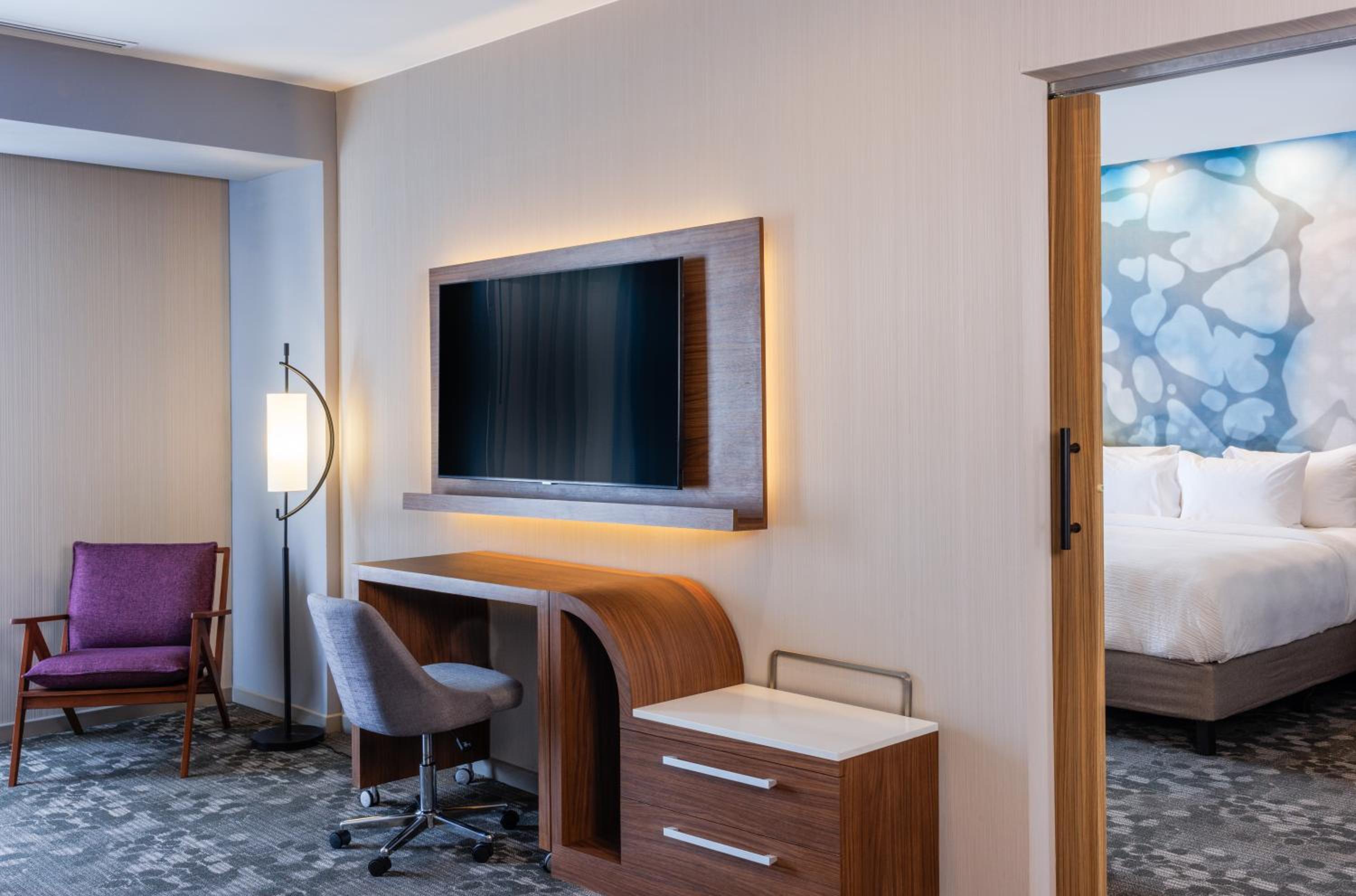 One-Bedroom Suite with Two Queen Beds and Sofa Bed - Photo 5