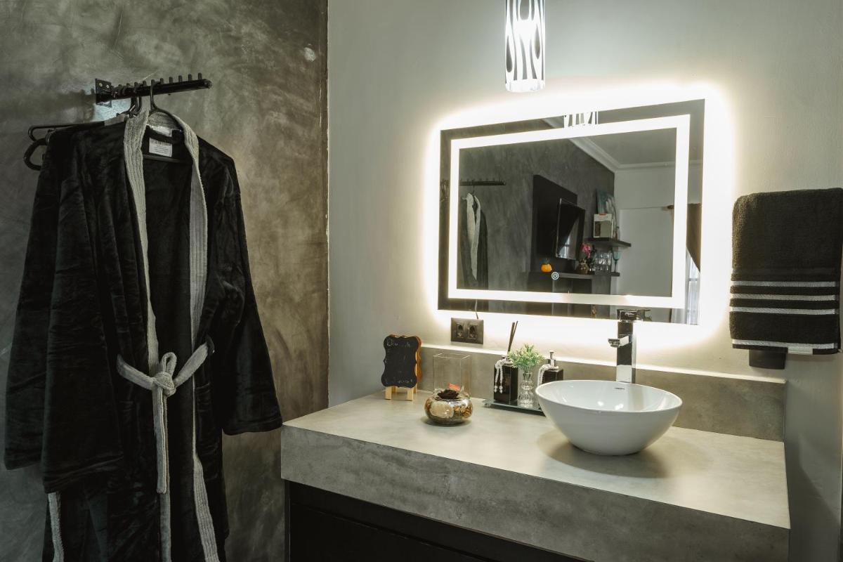 Suite with City View - Photo 11