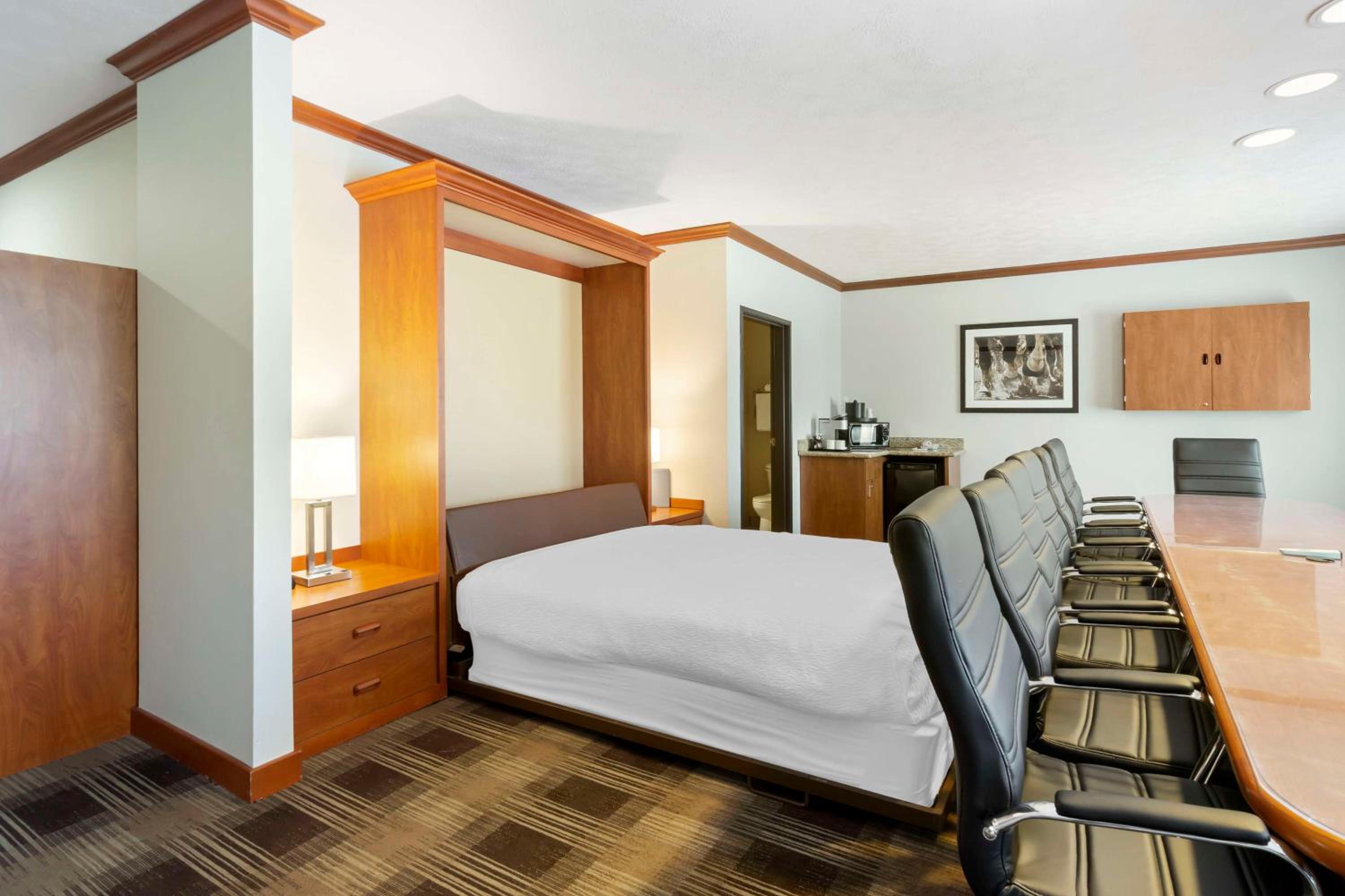 Queen Room with Murphy Bed and Board Room - Non-Smoking