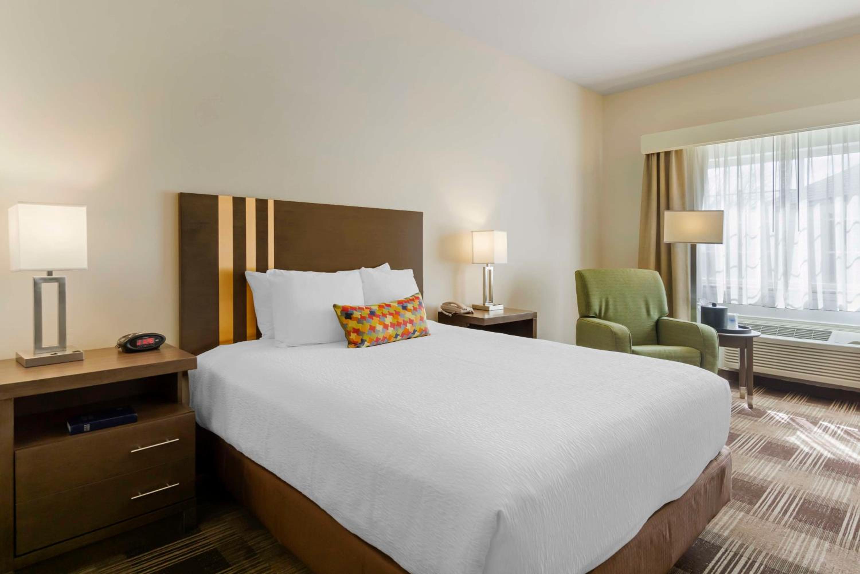 Queen Room with Roll-In Shower - Mobility Accessible/Non-Smoking