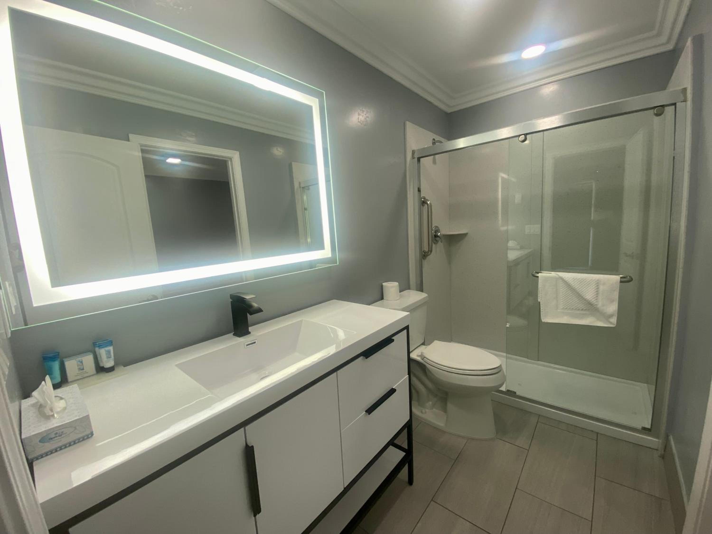 King Room with Hot Tub photo 2