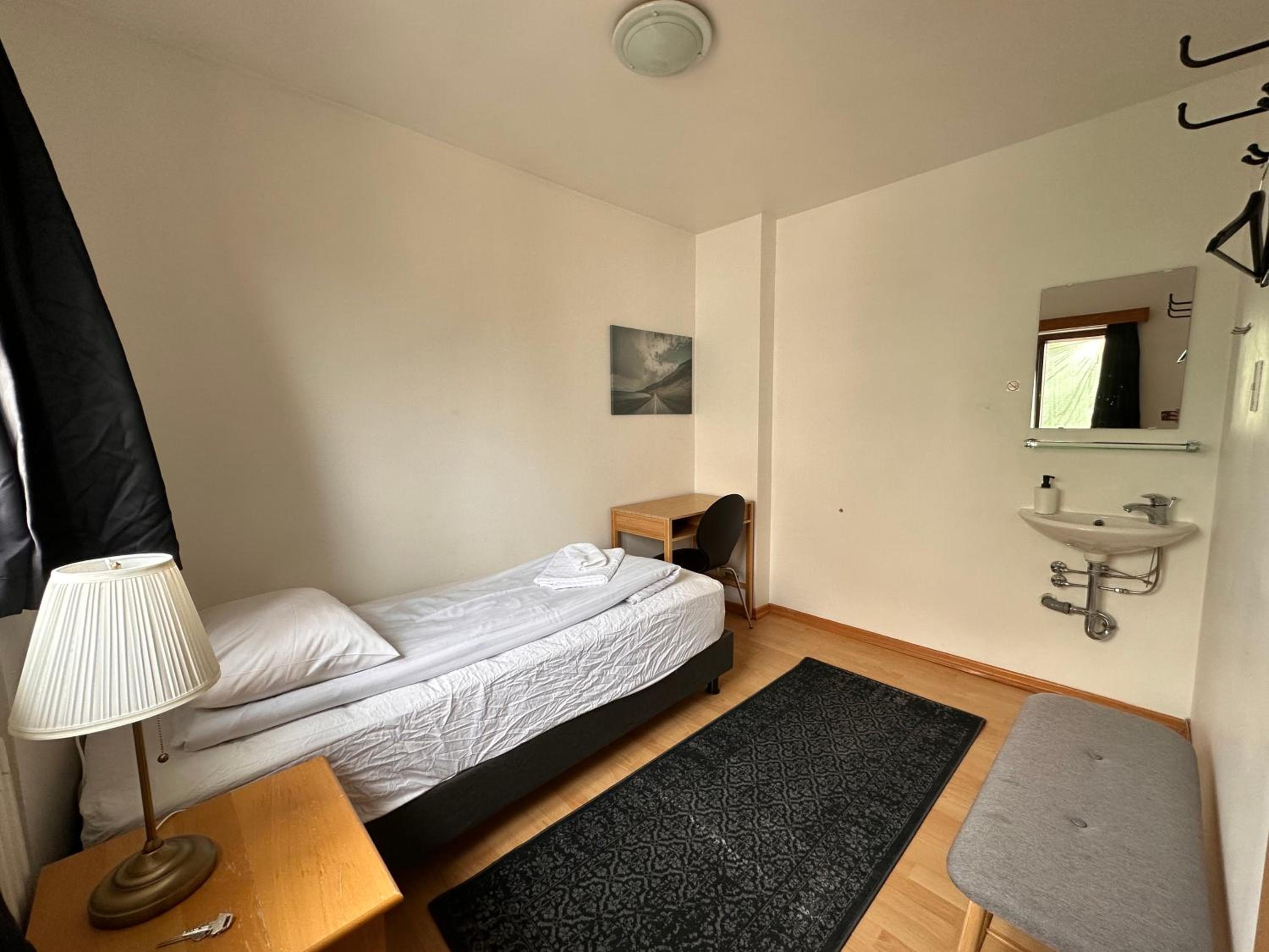 Single Room with Shared Shower and Toilet photo 3