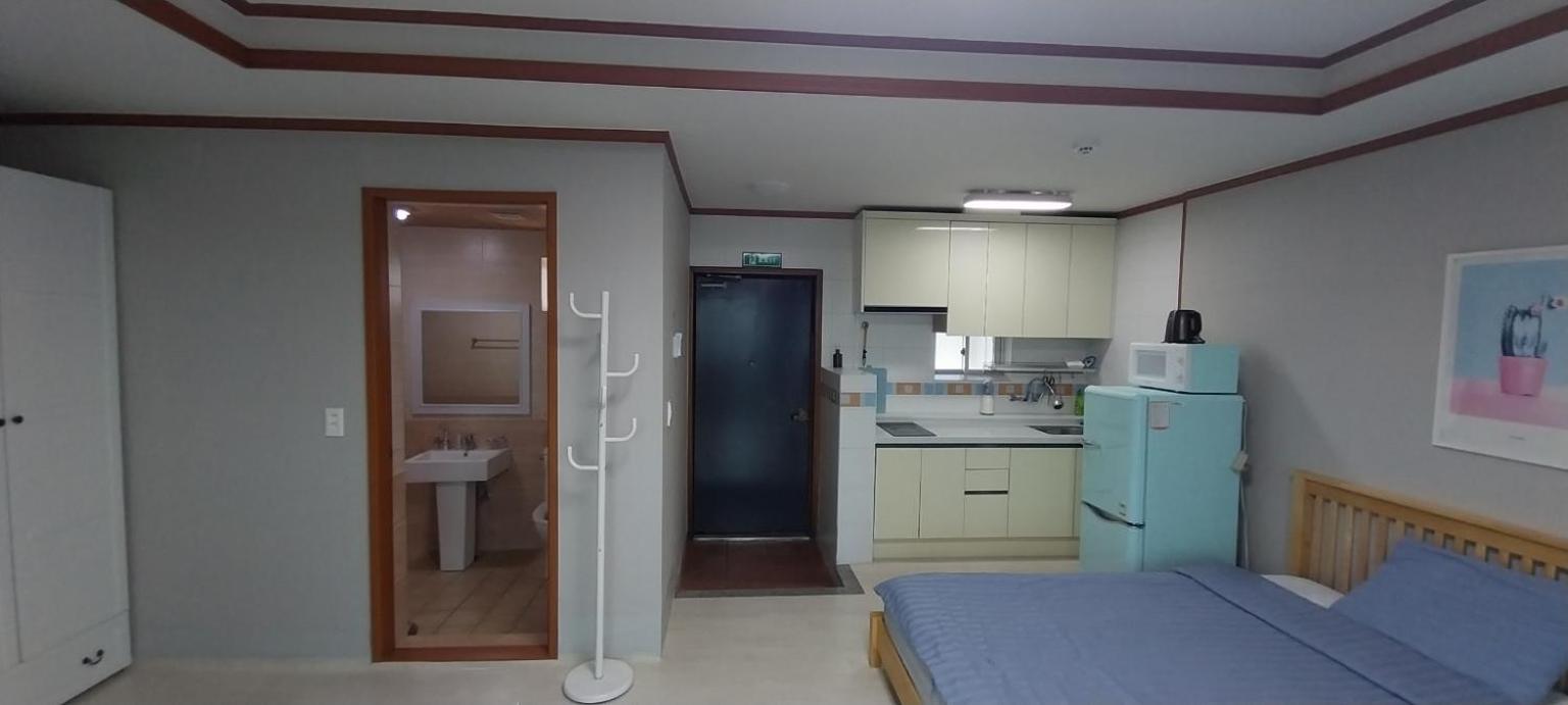 One-Bedroom House - Photo 2