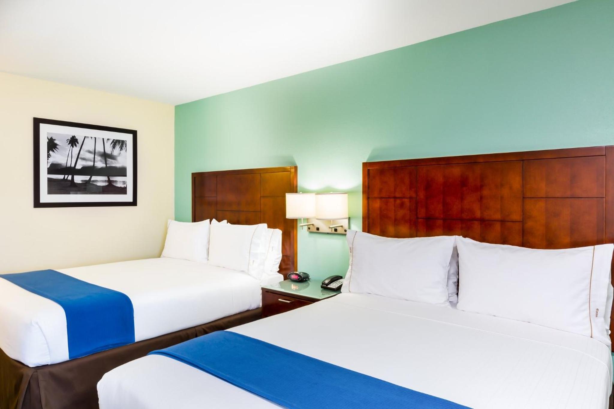 Queen Room with Two Queen Beds - Photo 4