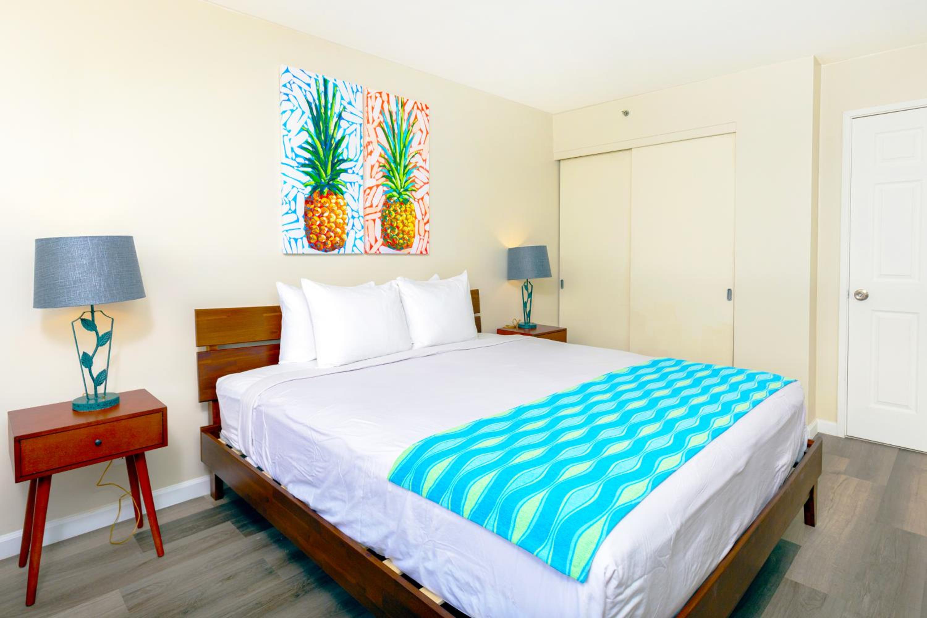 Panoramic Mountain View Condo with Free Parking!: One-Bedroom Apartment photo