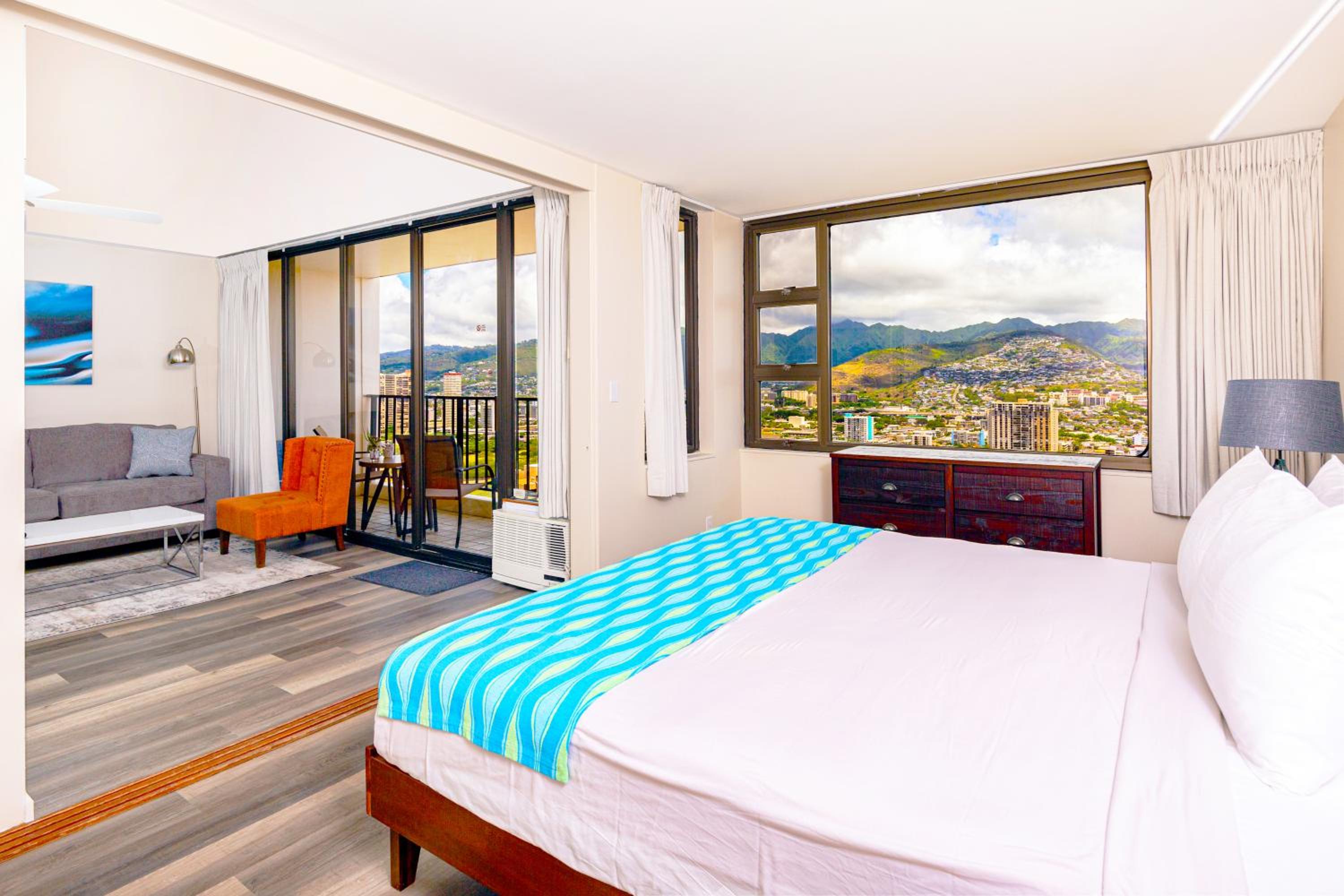 Panoramic Mountain View Condo with Free Parking!: One-Bedroom Apartment photo