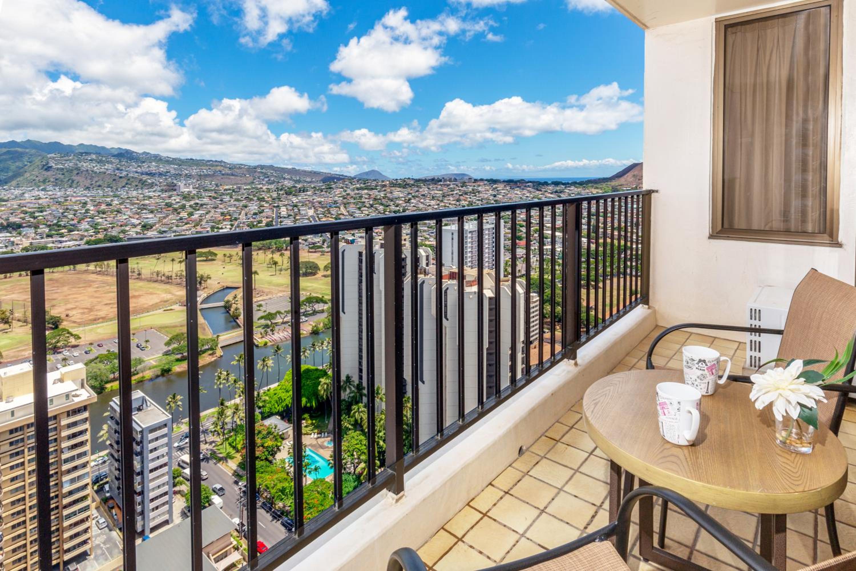 Panoramic Mountain View Condo with Free Parking!: One-Bedroom Apartment photo