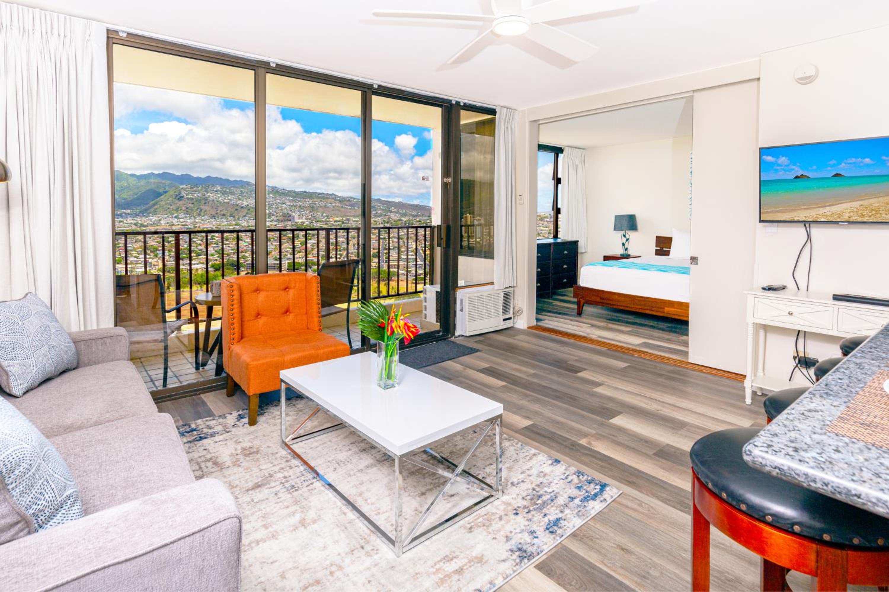 Panoramic Mountain View Condo with Free Parking!: hotel room photo