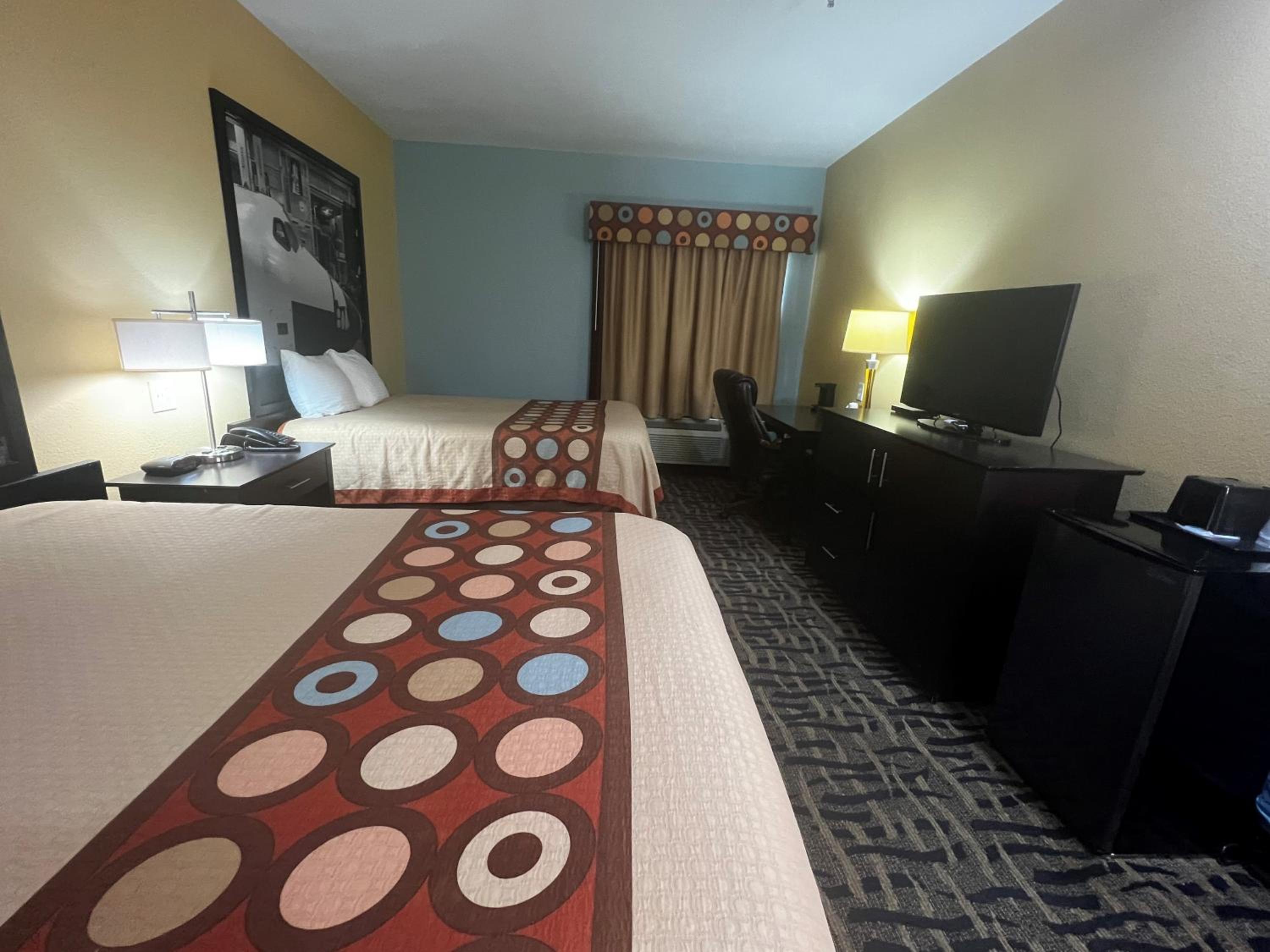Queen Room with Two Queen Beds - Smoking - Photo 1