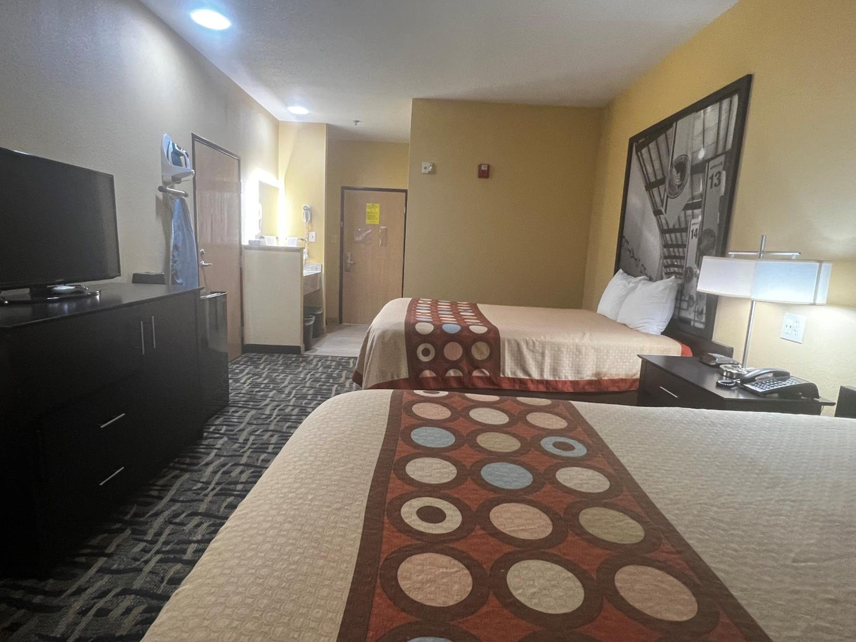 Queen Room with Two Queen Beds - Smoking - Photo 9