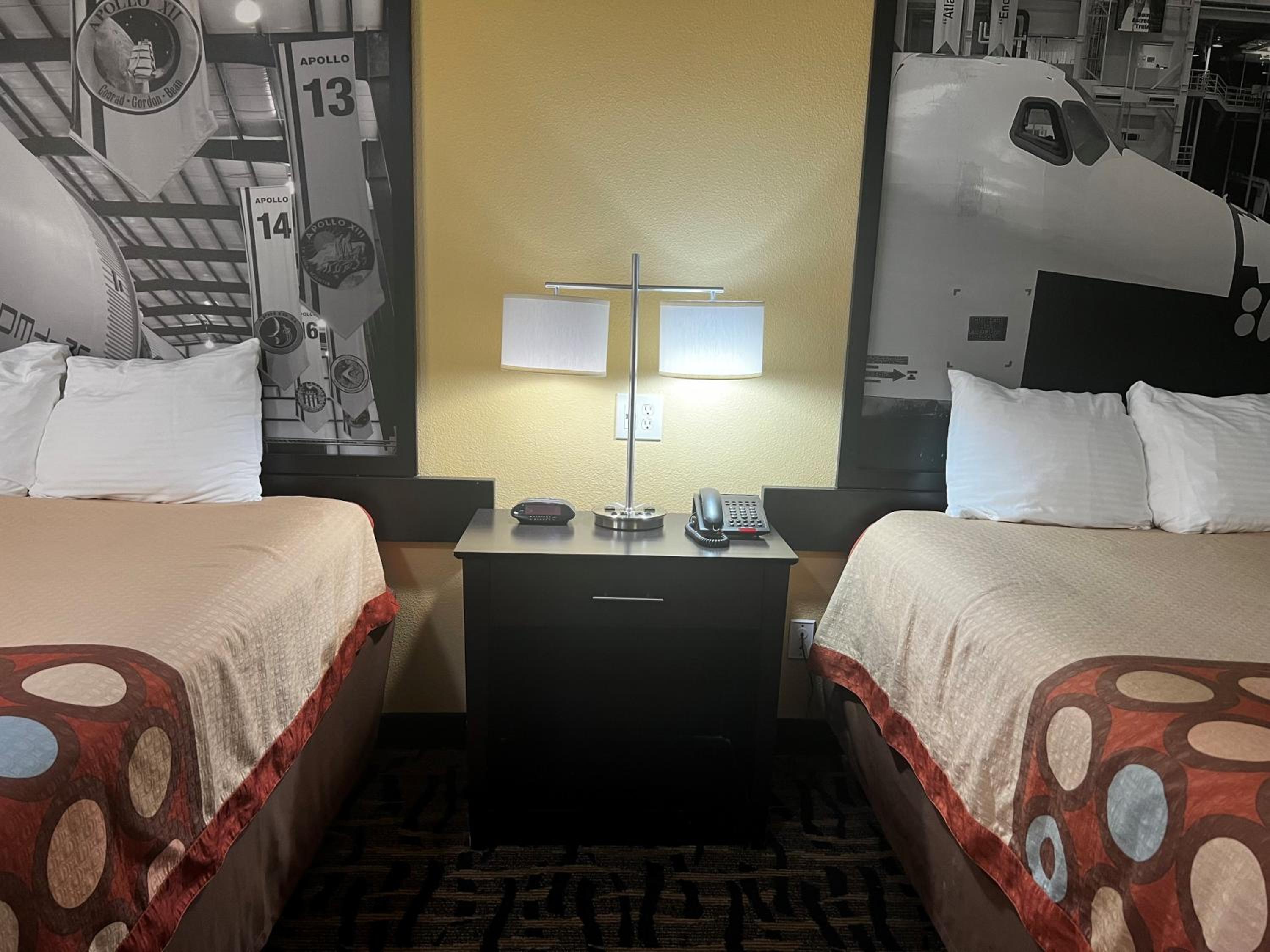 Queen Room with Two Queen Beds - Smoking - Photo 2