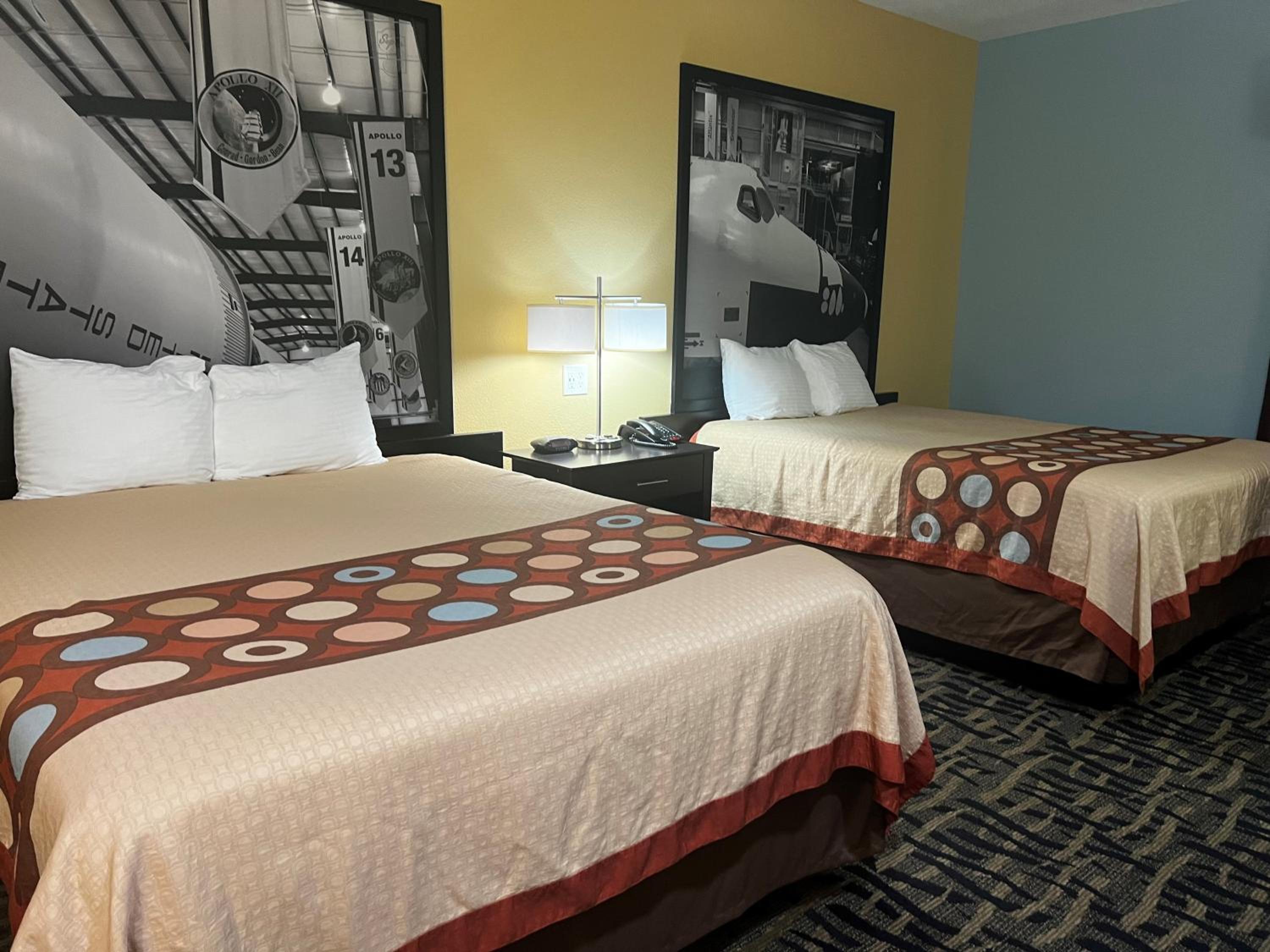Queen Room with Two Queen Beds - Smoking - Photo 7