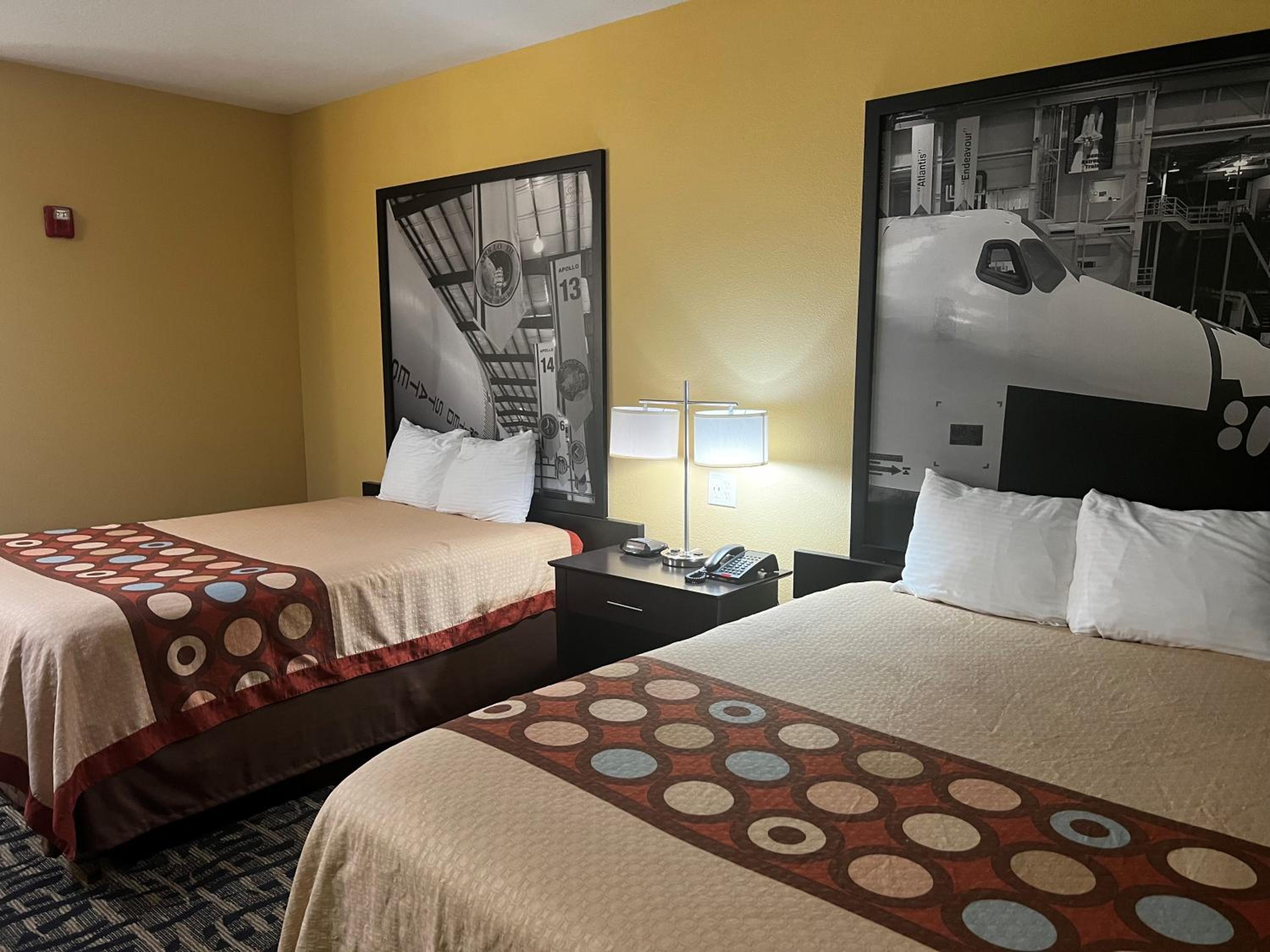 Queen Room with Two Queen Beds - Smoking - Photo 8